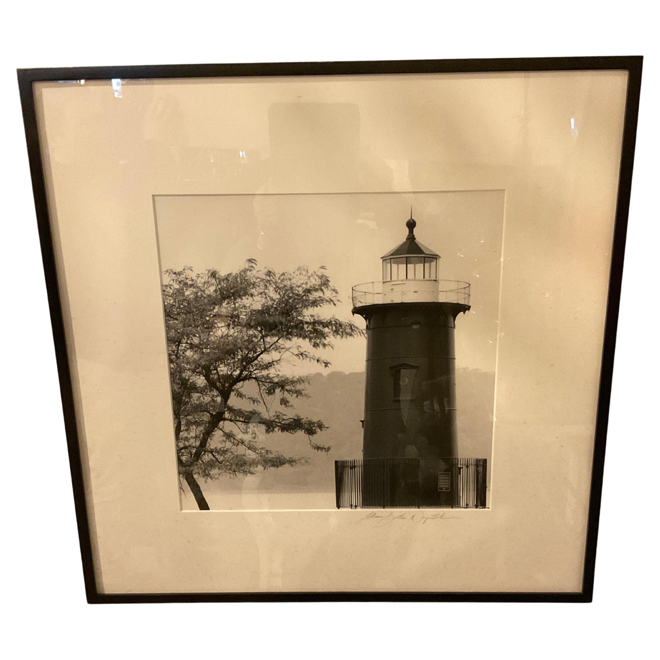 Little Red Lighthouse Fotografie von Ileane Bernstein Naprstek im Angebot