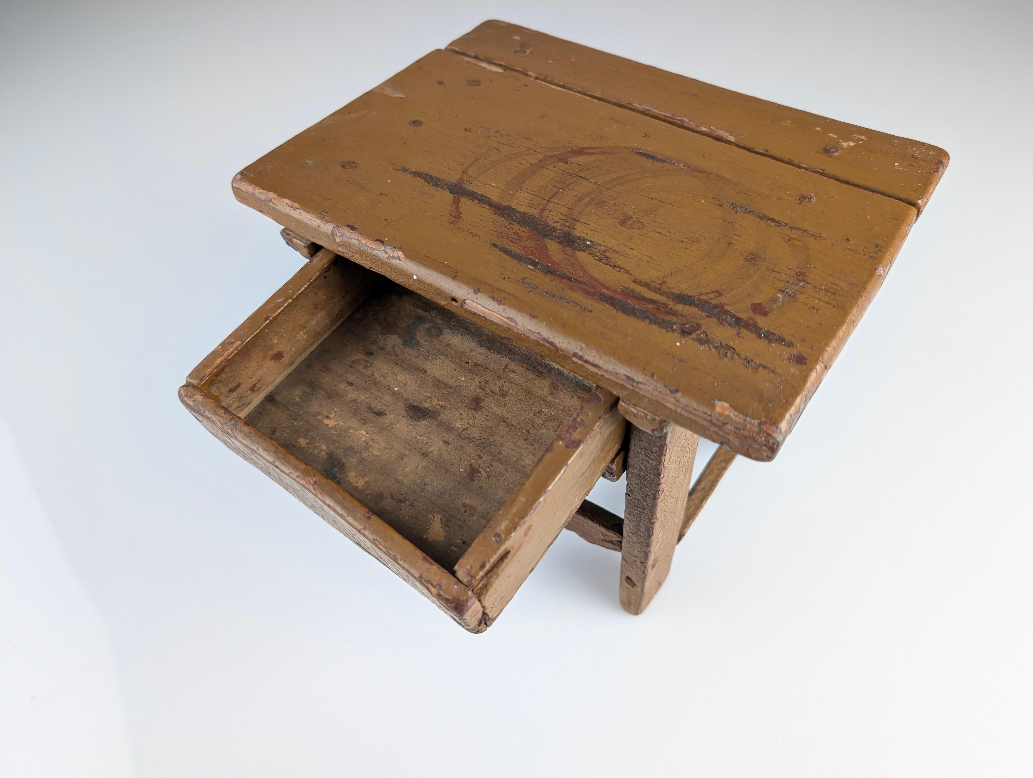 Petit meuble d'appoint rustique, 19e siècle en vente 5