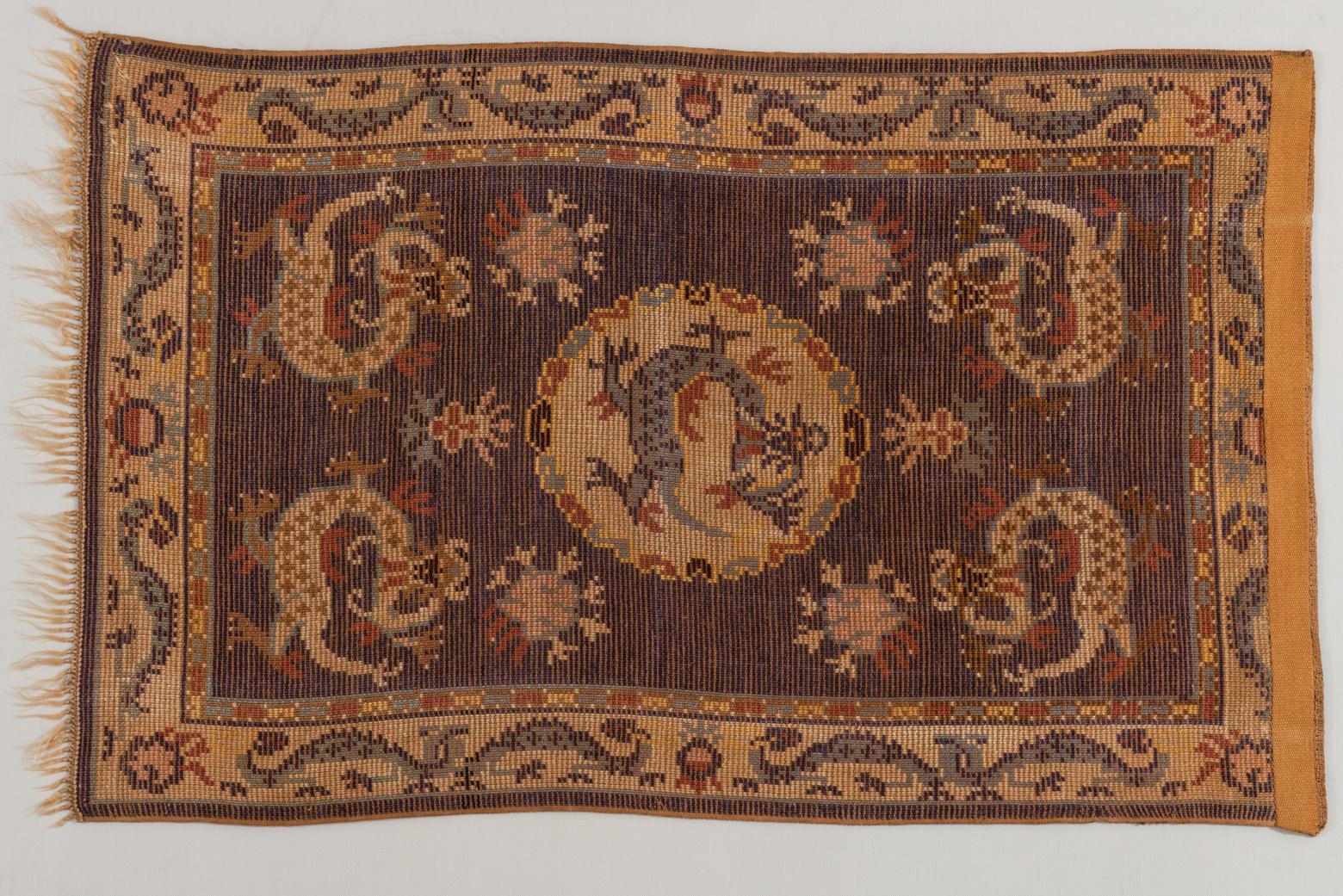 Little pretty antique silk Chinese carpet, suitable for wall for its elegance: already prepared with a tape on the reverse.
Nr. 1183.