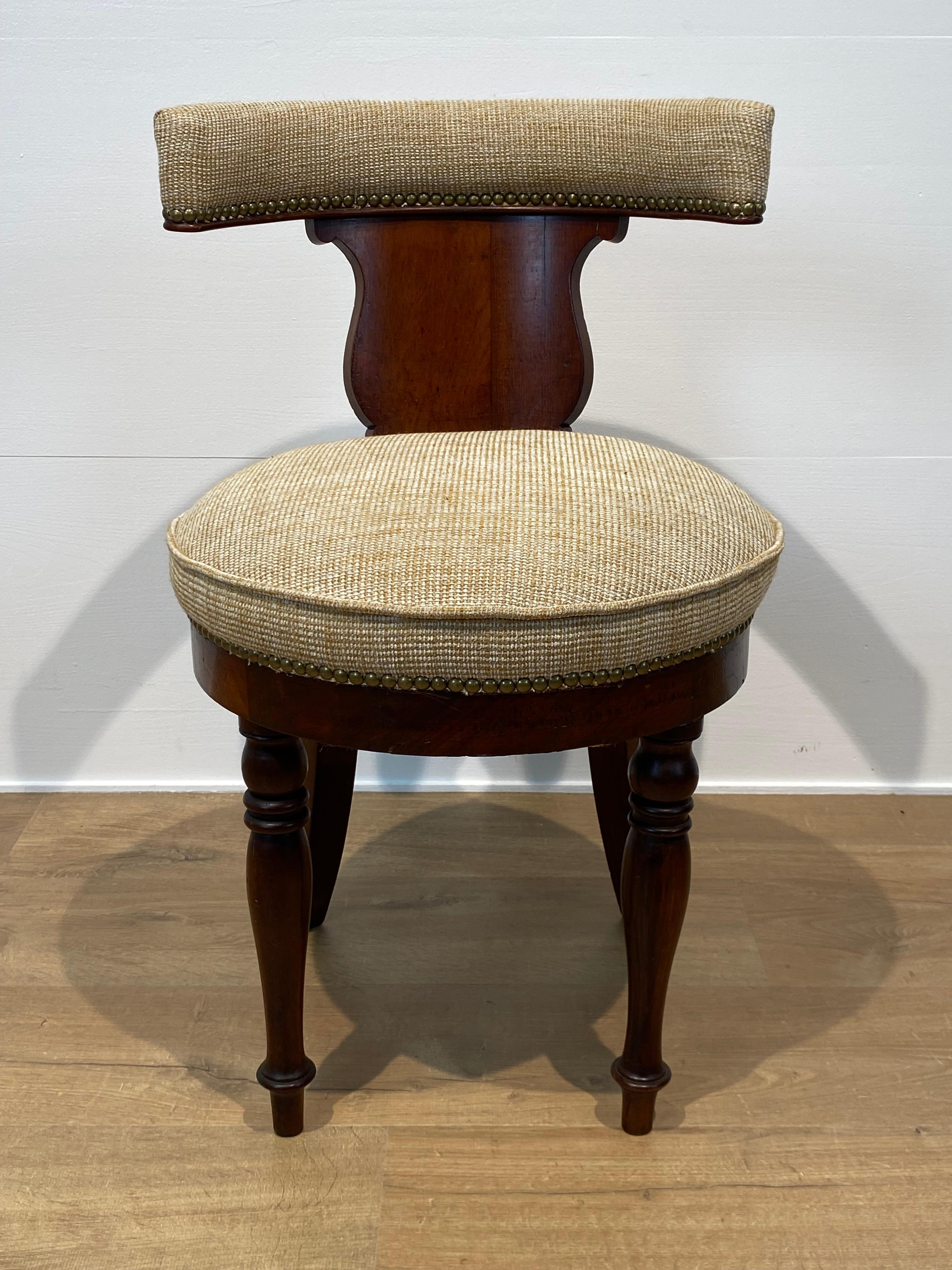Elegant petit fauteuil en bois d'acajou magnifiquement poli et retapissé,
Design/One raffiné, France vers 1890, état métallisé,
meuble très attractif à placer à différents endroits de votre intérieur, objet très décoratif