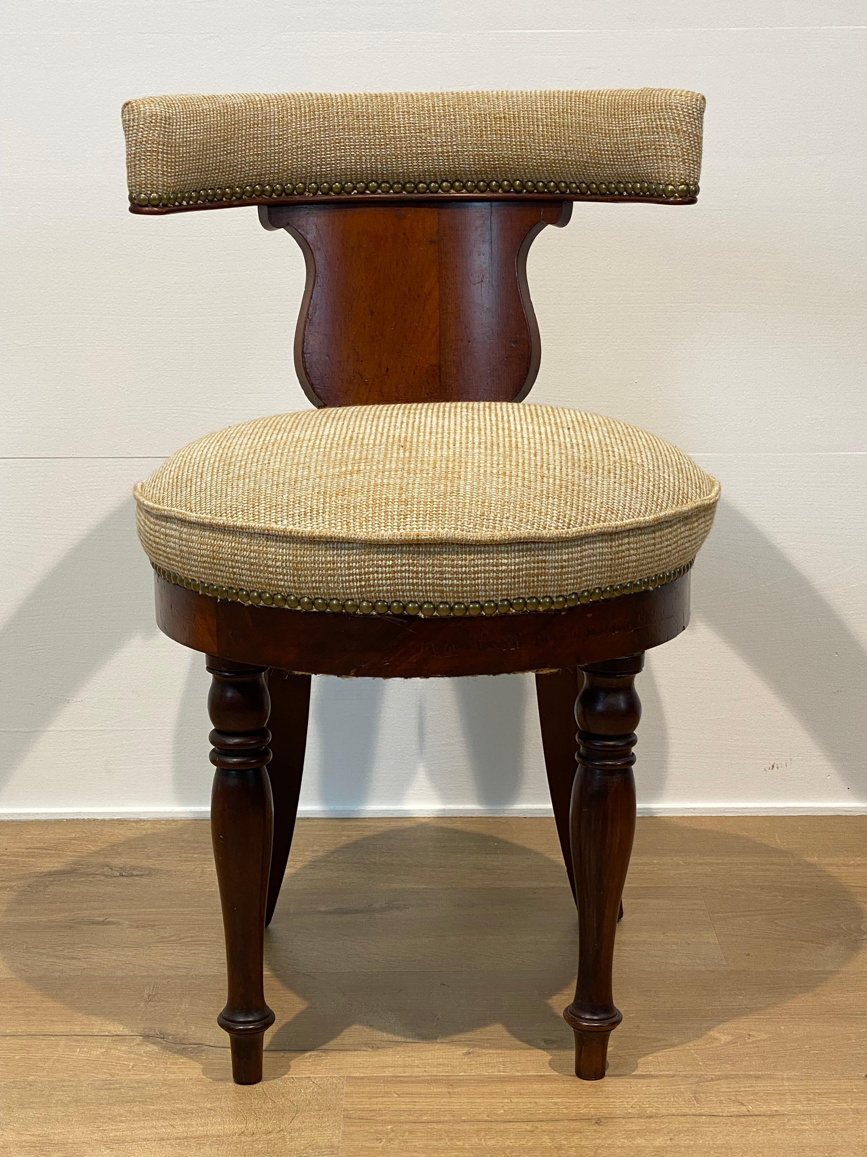 Acajou Petite chaise ancienne en vente