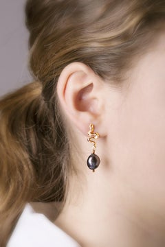 Little Snake 18 Karats Yellow Gold Baroque Black Dangle Earrings