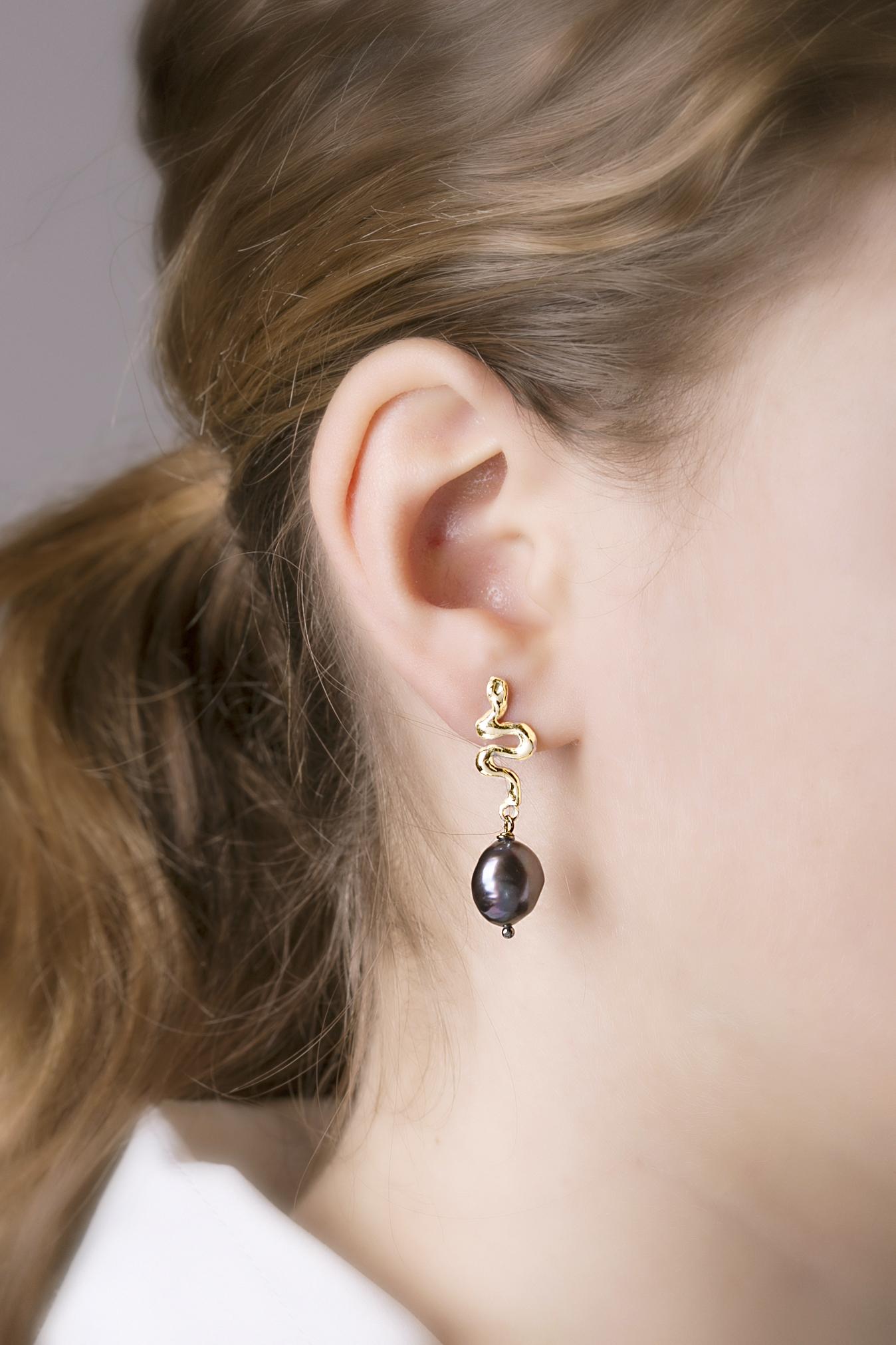Little Snake 18 Karats Yellow Gold Baroque Black Dangle Earrings In New Condition For Sale In Rome, IT