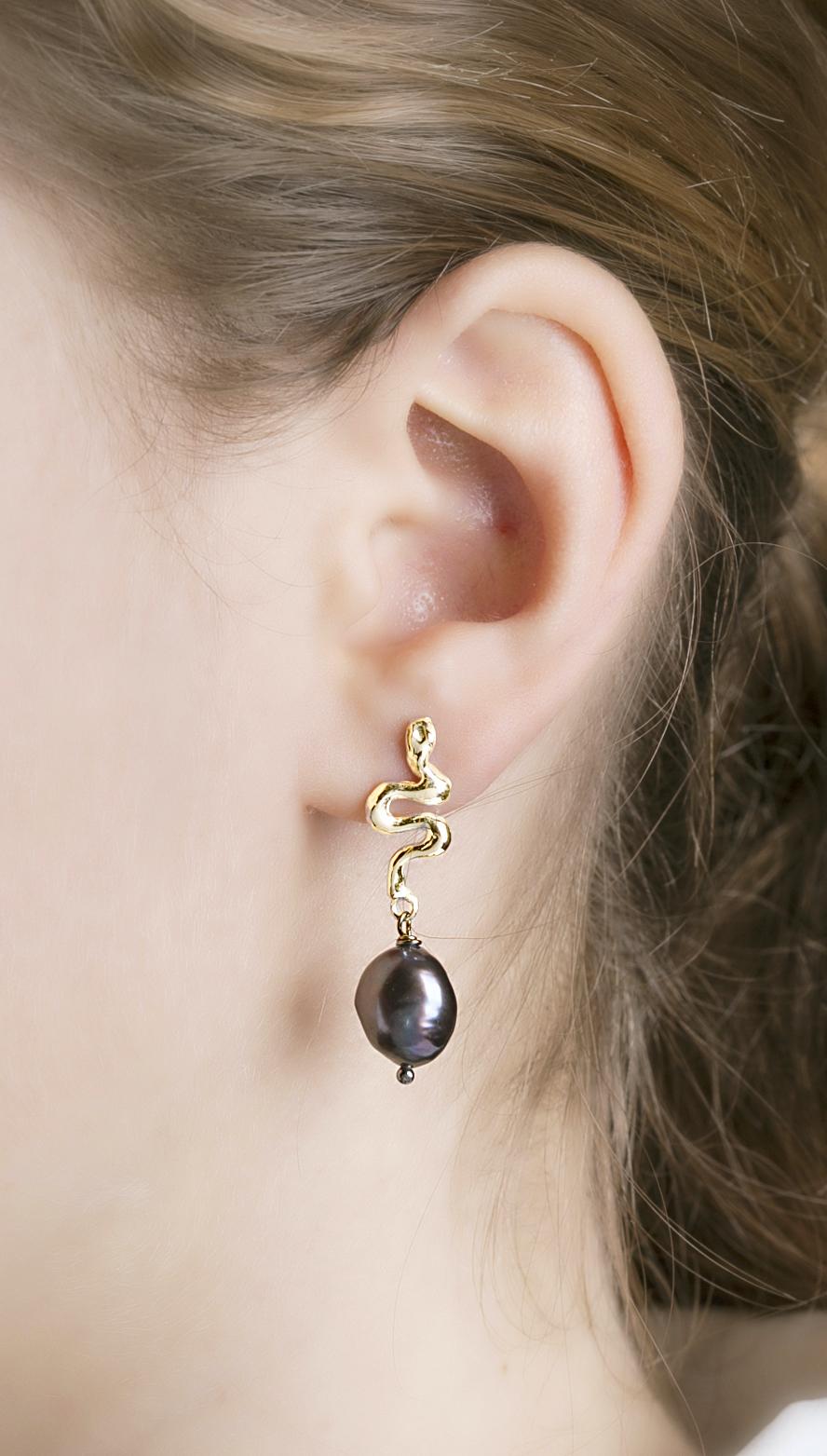 Little Snake 18 Karats Yellow Gold Baroque Black Dangle Earrings For Sale 1