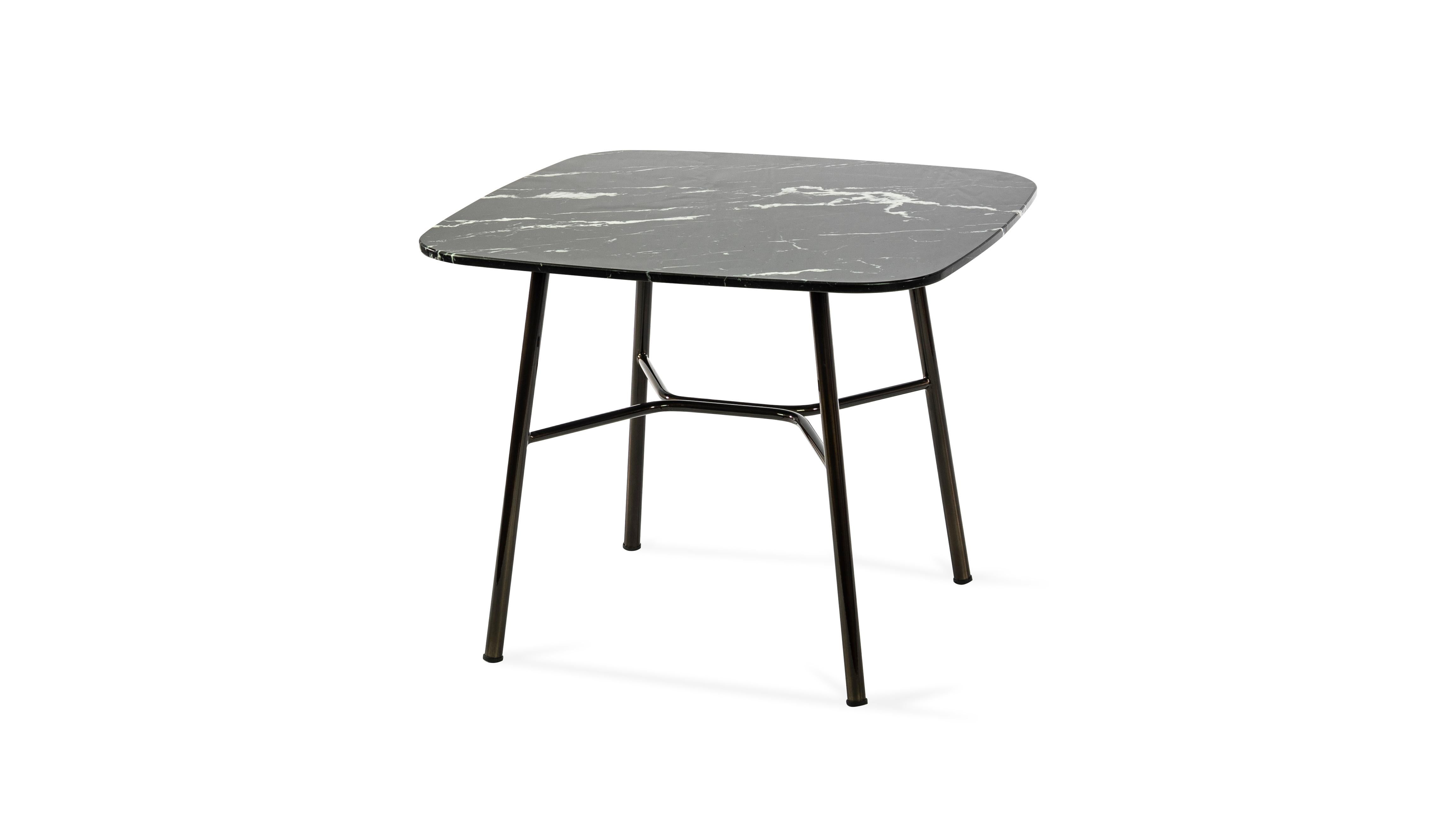 Coffee table, with metal frame, painted in standard or special colors, top available in glass ceramic color black Marquina marble 70 x 70 cm, H 45.
It fits perfectly in a hotel lounge or home environment.