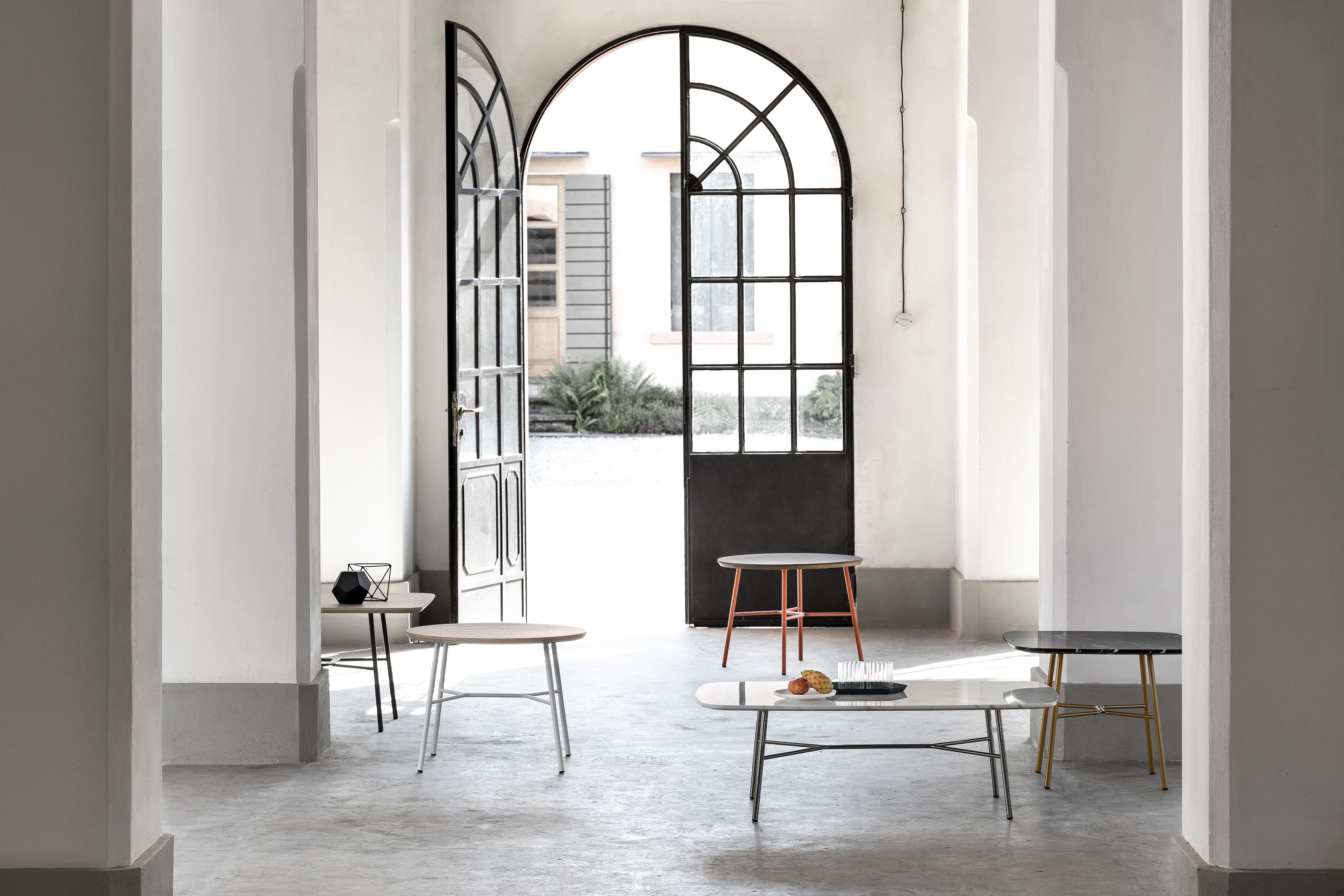 Moderne Petite table Yuki, cadre en métal, couleur blanche, design, table basse, verre, marbre en vente
