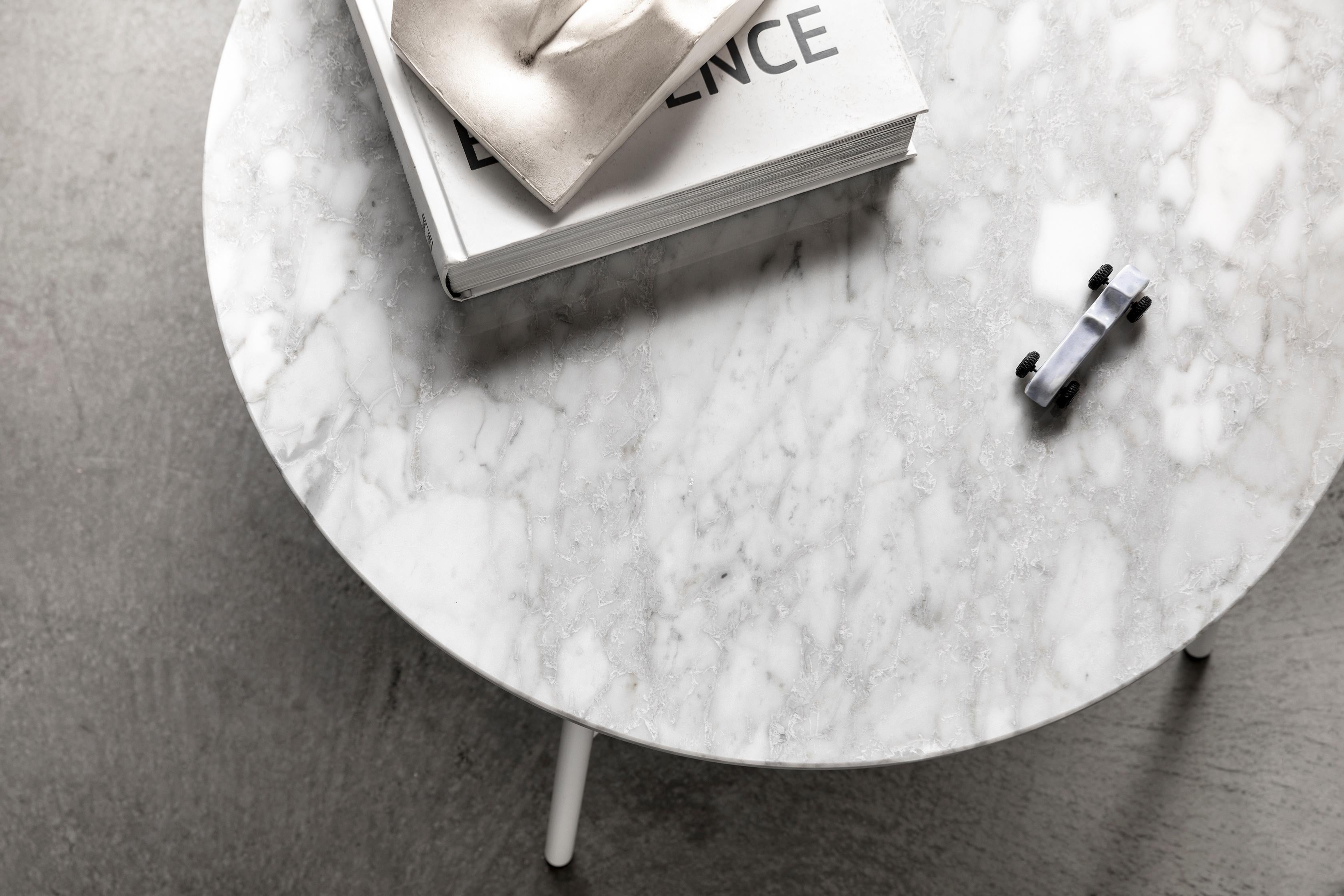 Little Table Yuki, Metallgestell, weiße Farbe, Design, Couchtisch, Glas, Marmor (21. Jahrhundert und zeitgenössisch) im Angebot