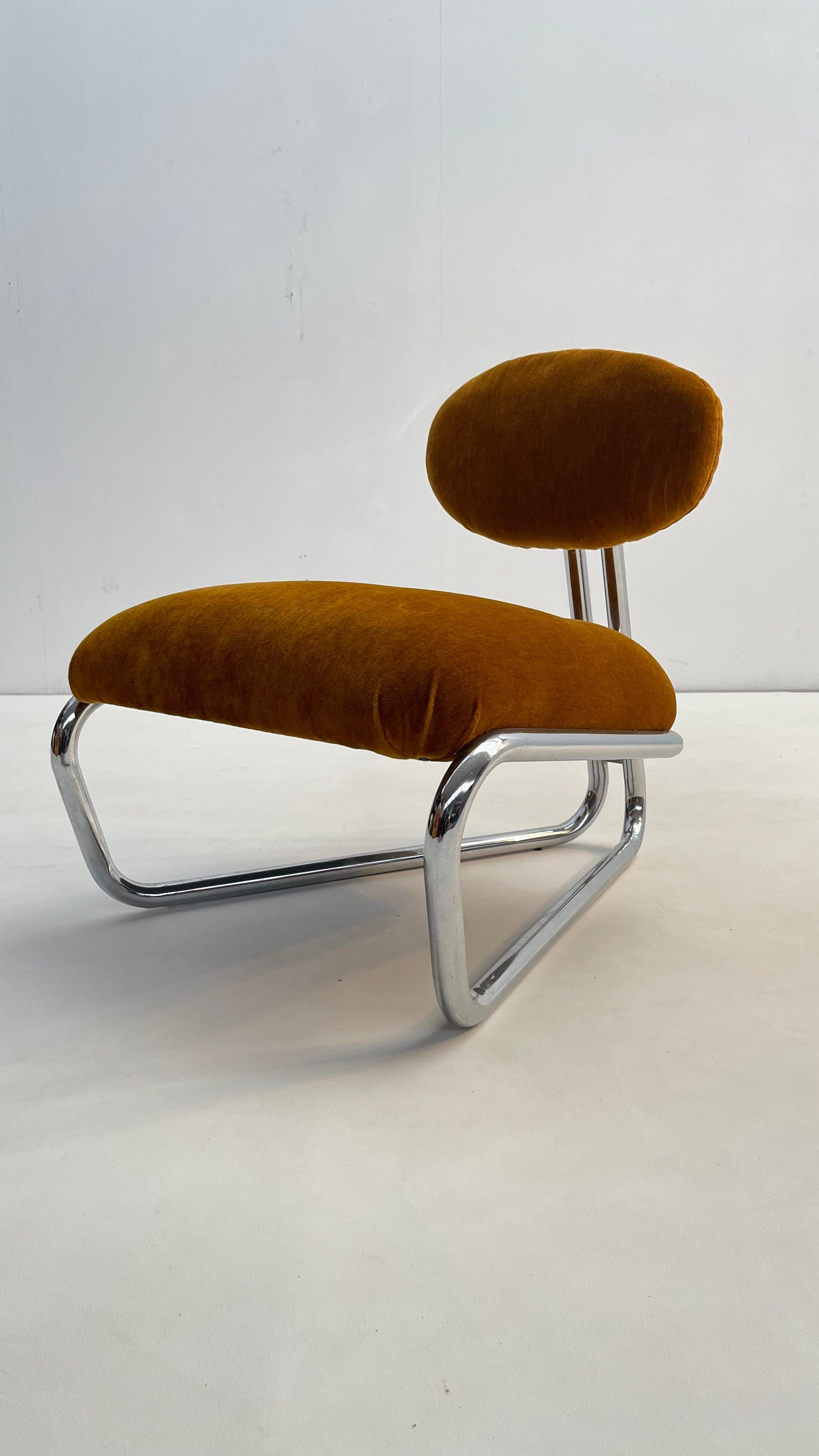Little tubular lounge chair in rusty orange velvet In Excellent Condition For Sale In Brussels, BE