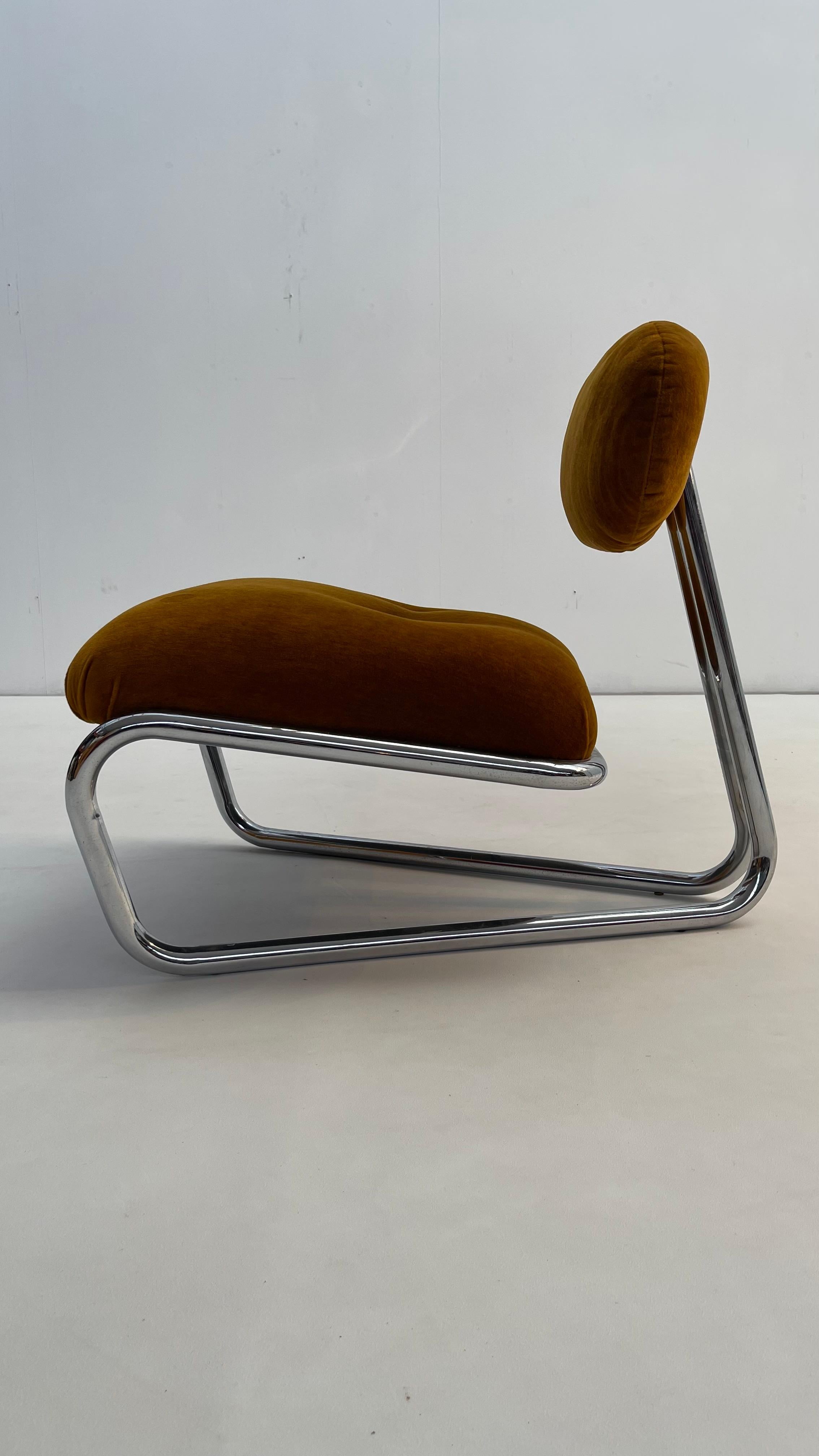 20th Century Little tubular lounge chair in rusty orange velvet For Sale