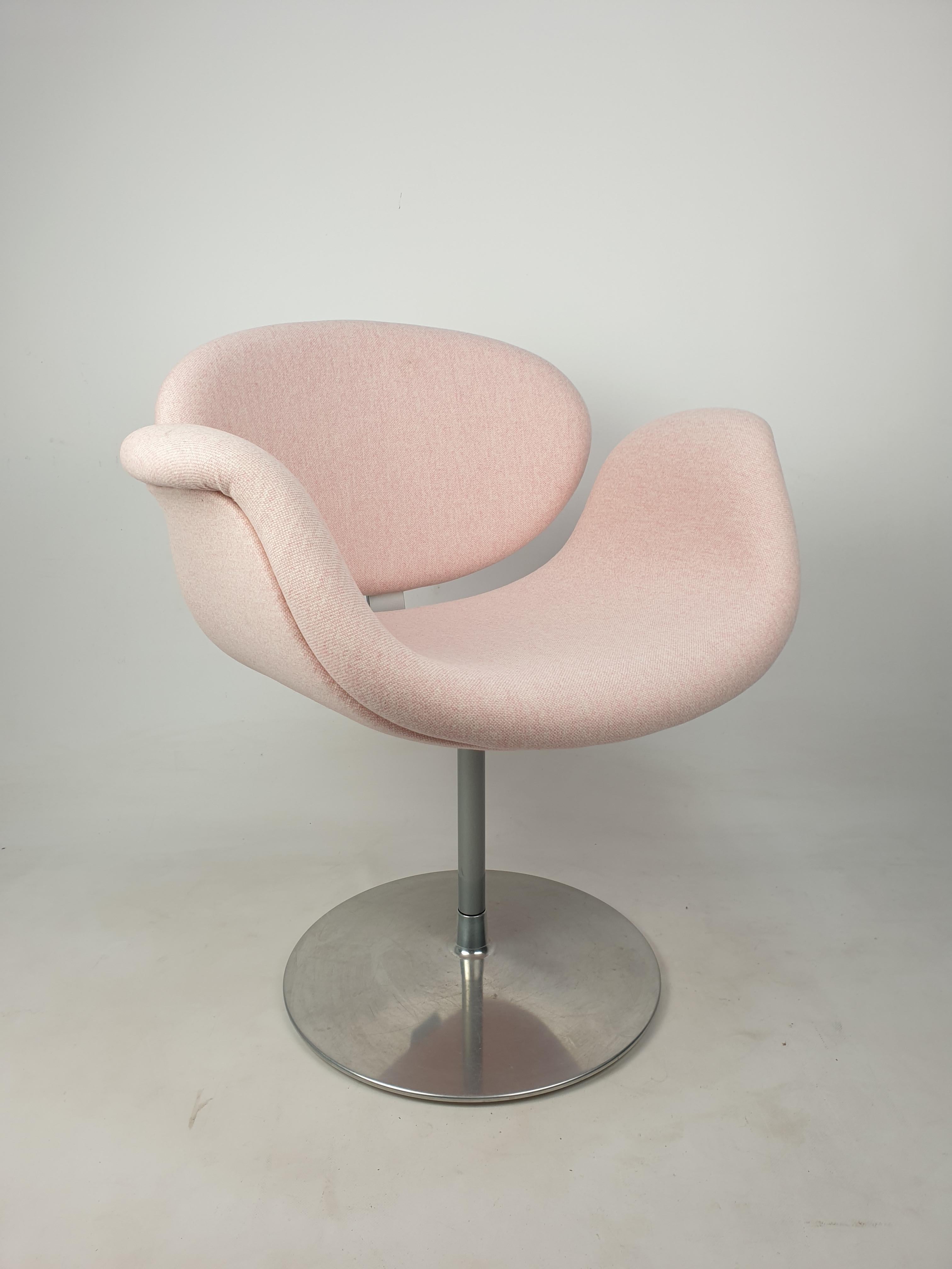 Cute and very comfortable pivoting armchair, designed by the famous Pierre Paulin in the 60's. Fabricated by Artifort in the 80's. Solid round metal base with a wooden frame. The chairs are just upholstered with new foam and new lovely and high
