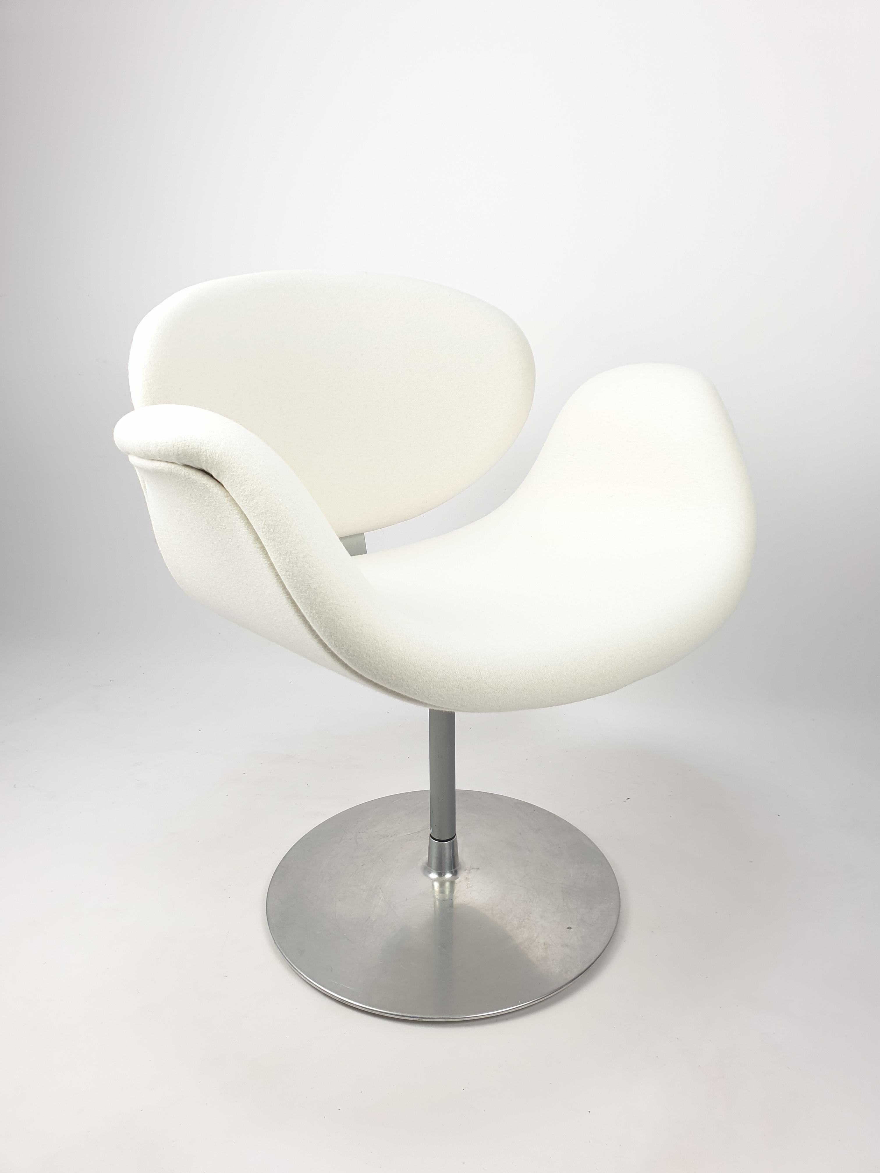 Cute and very comfortable pivoting Armchair, designed by the famous Pierre Paulin in te 60's. Fabricated by Artifort in the 80's. Round metal base with a wooden frame, just upholstered with lovely and very soft Pierre Frey wool fabric. The chair is