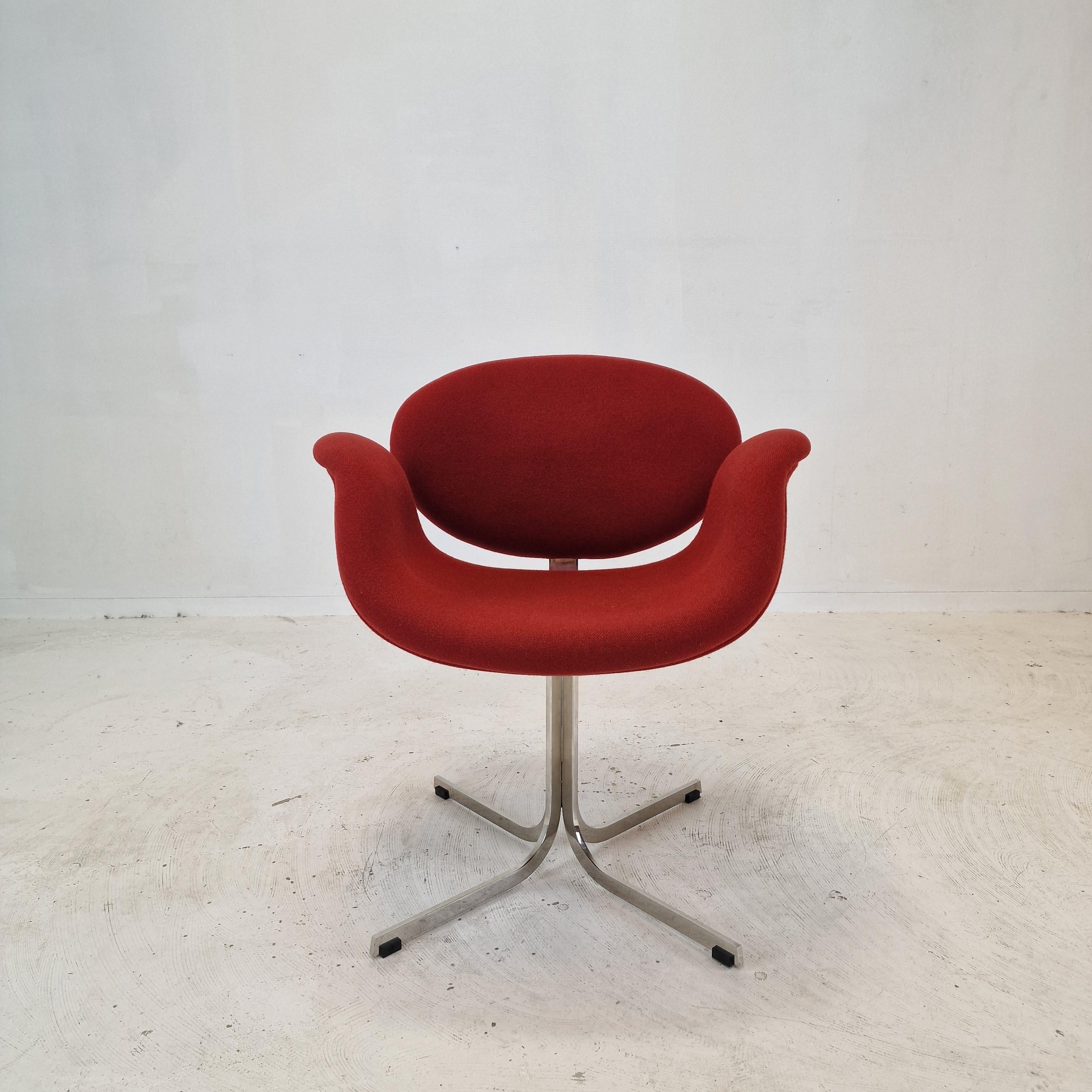 Cute and very comfortable armchair, designed by the famous French designer Pierre Paulin in the 60's. 
Fabricated by Artifort in the 80's. 

Metal cross base with a wooden frame, upholstered with the original high quality wool Kvadrat fabric in the