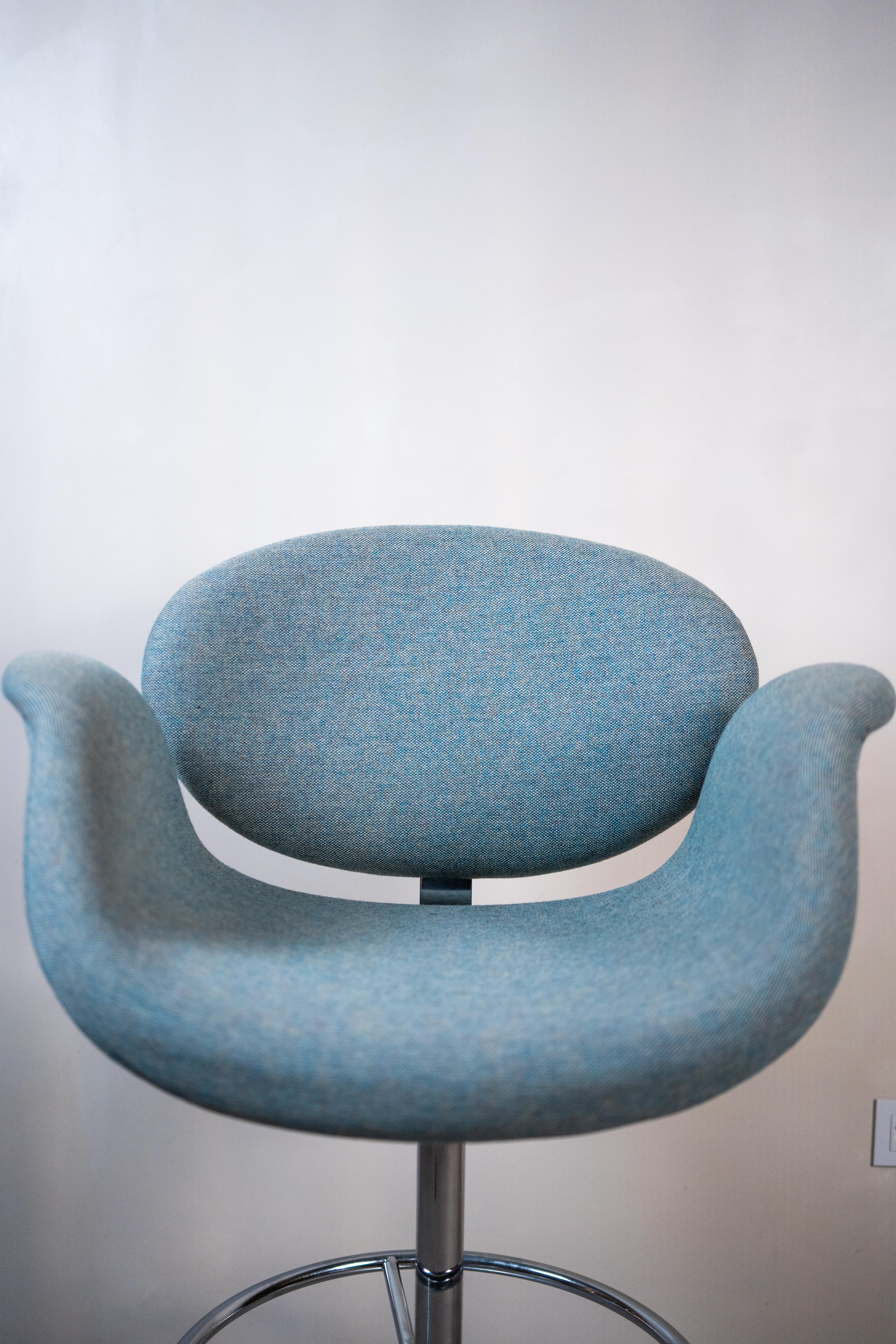 The little tulip bar stool by Pierre Paulin for Artifort. 1965
 The flower-shaped seat gives the little tulip stool 
Ergonomic, elegant and comfortable.
Upholstered in green fabric.
Rotating metal base, round footrest, the seat in shape of a