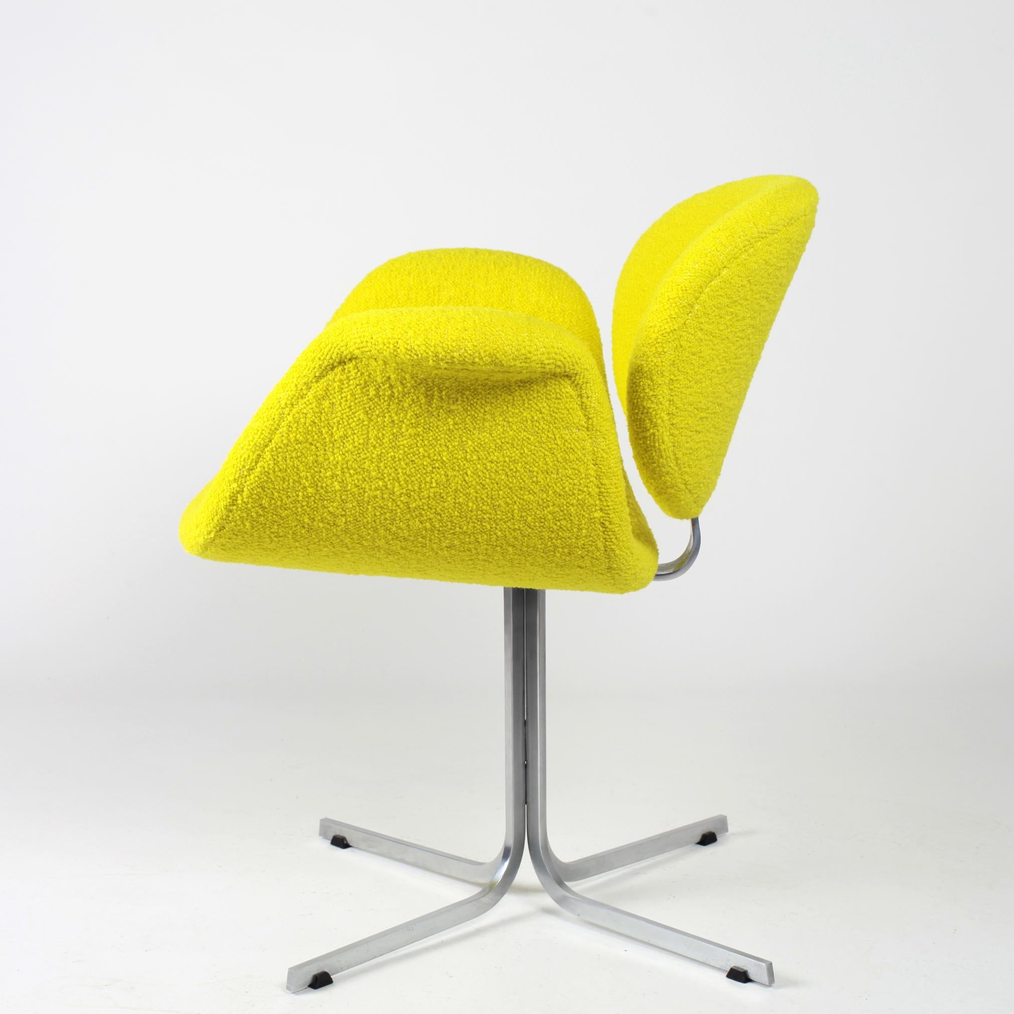 The first edition of the little tulip chair by Pierre Paulin for Artifort, 1963.
Newly upholstered with Yellow Dedar bouclette fabric.
Label is present.