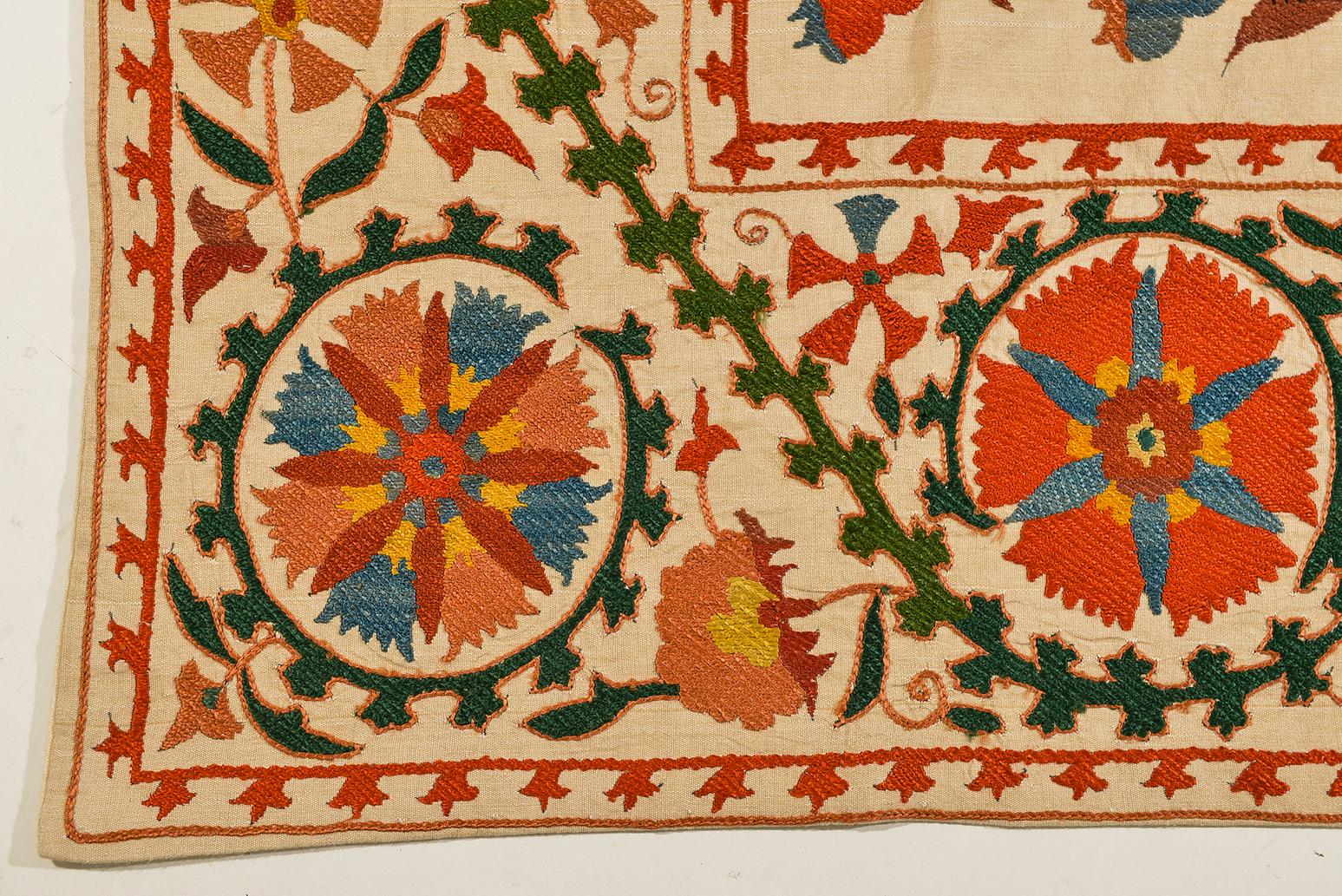 Little Turkoman Susani Tapestry In Excellent Condition For Sale In Alessandria, Piemonte