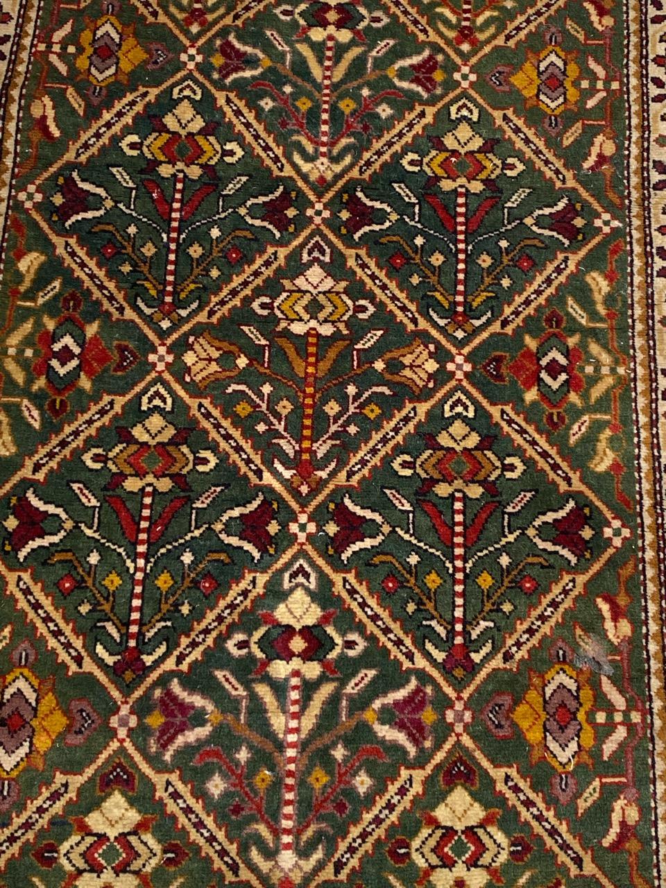 Schöner kaukasischer Teppich aus der Mitte des Jahrhunderts mit schönem geometrischem Muster und schönen Farben, vollständig und fein handgeknüpft mit Wollsamt auf Baumwollbasis.

✨✨✨
