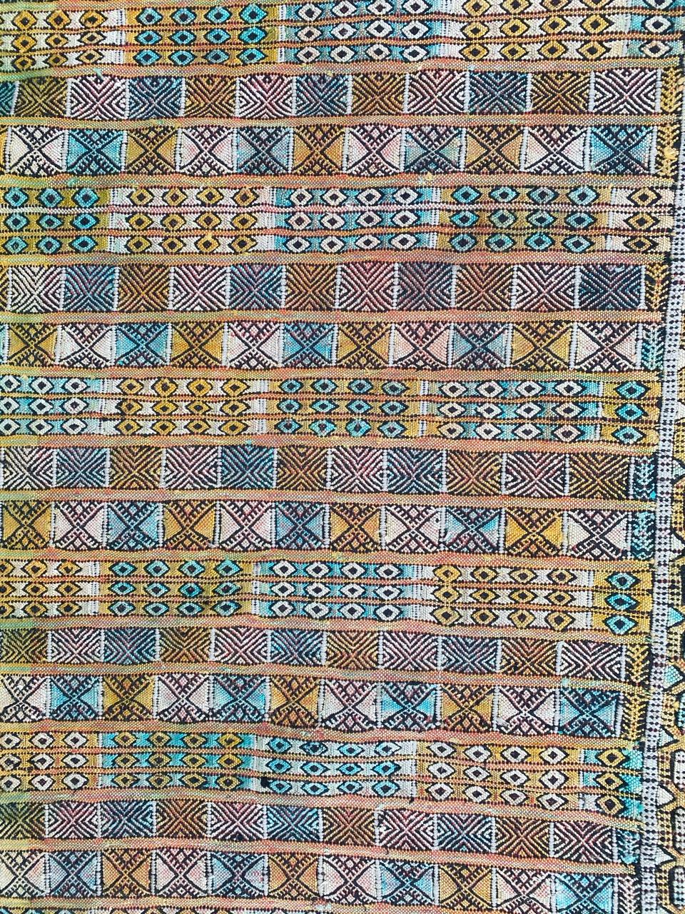 Joli tapis marocain tissé à plat avec un design tribal géométrique et de belles couleurs, entièrement tissé à la main avec de la laine et de la soie sur une base de coton.

✨✨✨
