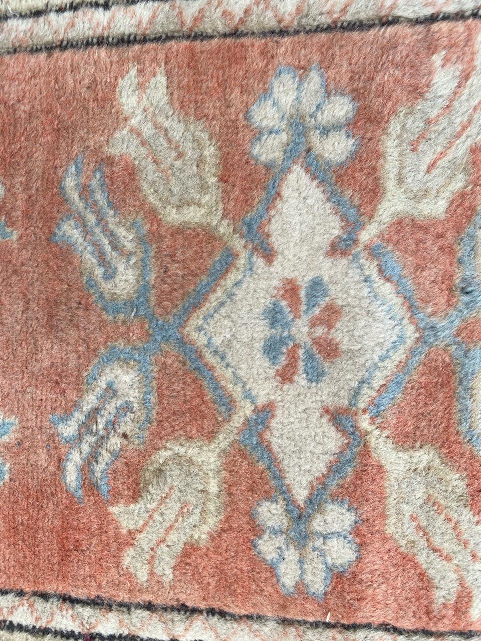 20ième siècle Le petit tapis turc vintage de Kars de Bobyrug en vente