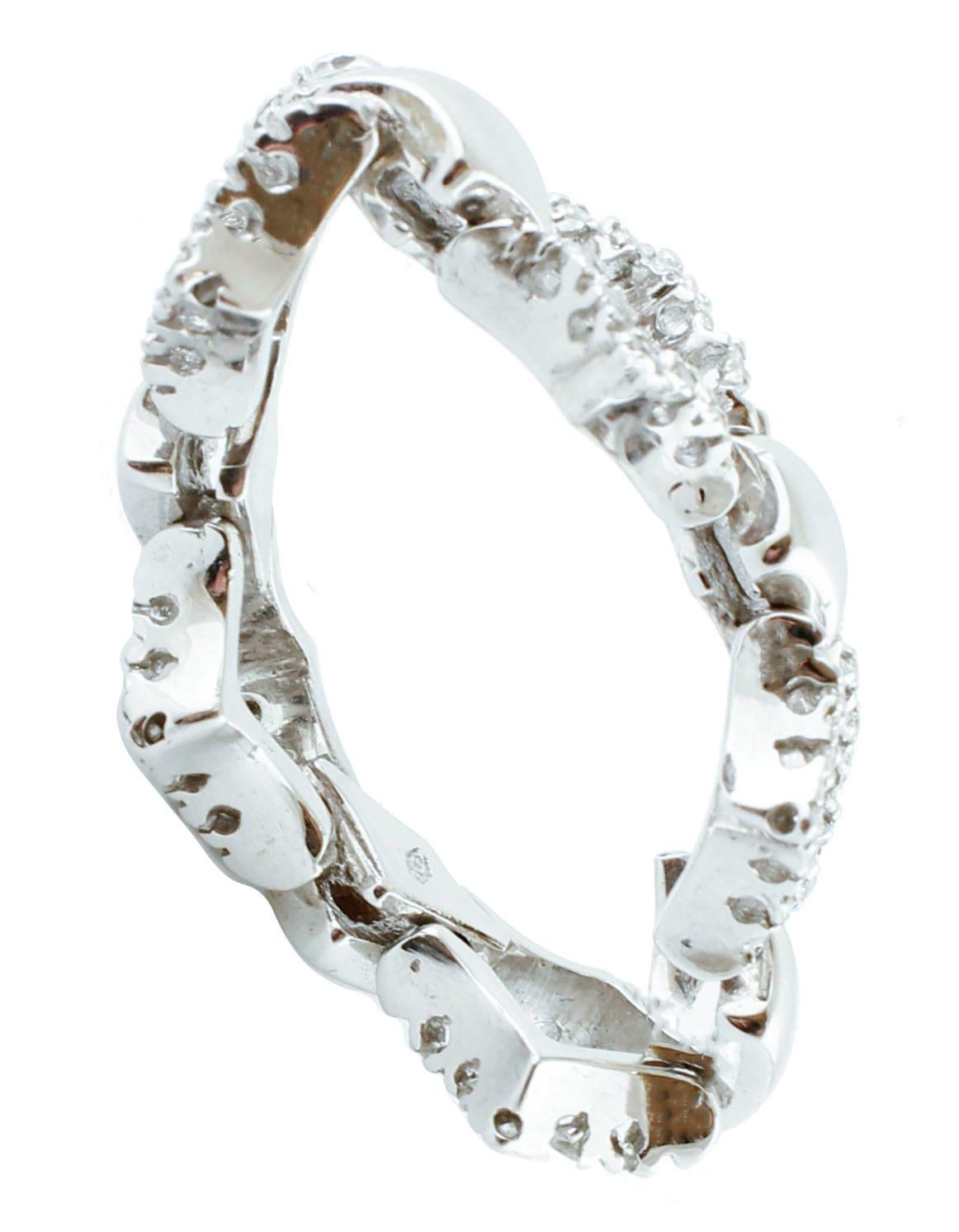 Kleine weiße Diamanten, Ring aus 18 Karat Weißgold im Modestil (Moderne) im Angebot