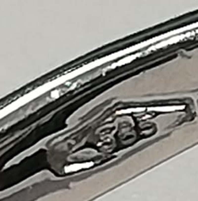 Anello con piccoli diamanti bianchi, zaffiri verdi e gialli in oro bianco in vendita 3