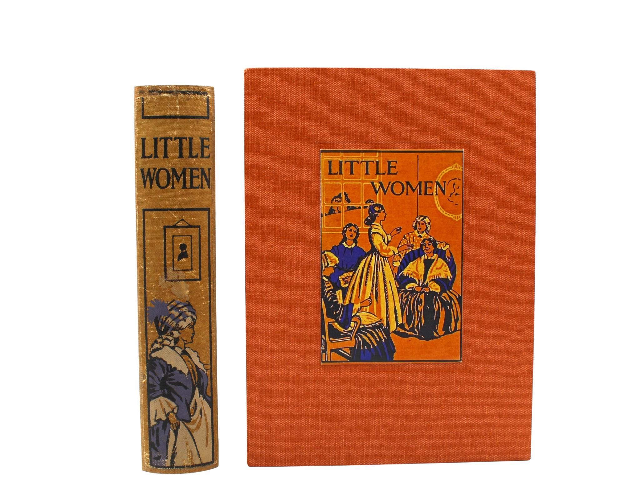 Alcott, Louisa May. Piccole donne. Illustrato da Percy Tarrant. Londra: Associated Newspapers Ltd., 1899. In cartoncino originale arancione e colonna vertebrale con timbri in nero, viola e bianco. Riadattato in tela in tinta. Nuova custodia
