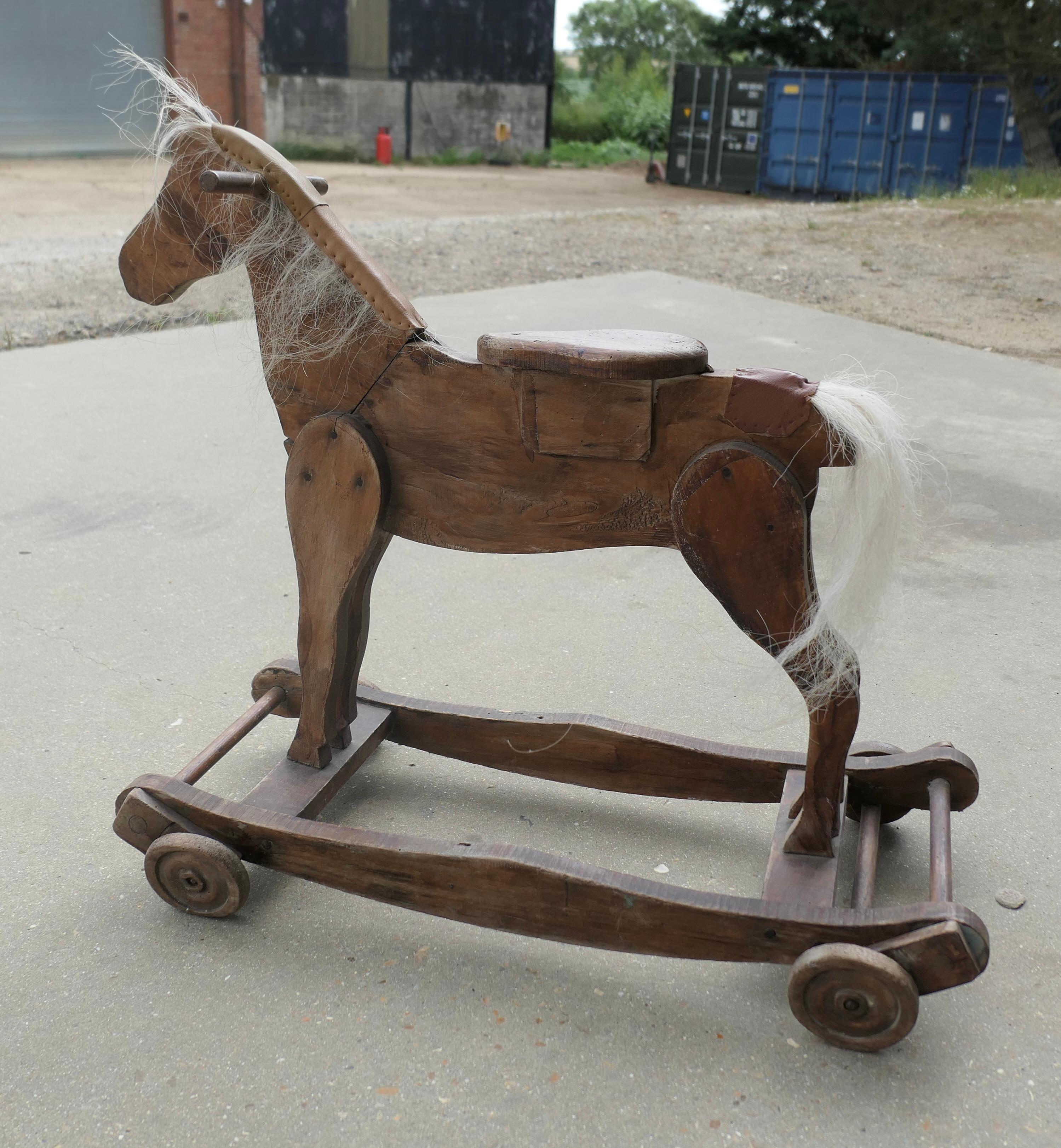 Petit cheval en bois, à tirer et à bascule

Une superbe pièce d'art populaire, faite à la maison et une construction très intelligente, il est fait en pin avec une vraie crinière et une vraie queue.
Le cheval est équipé de bascules normales et d'un