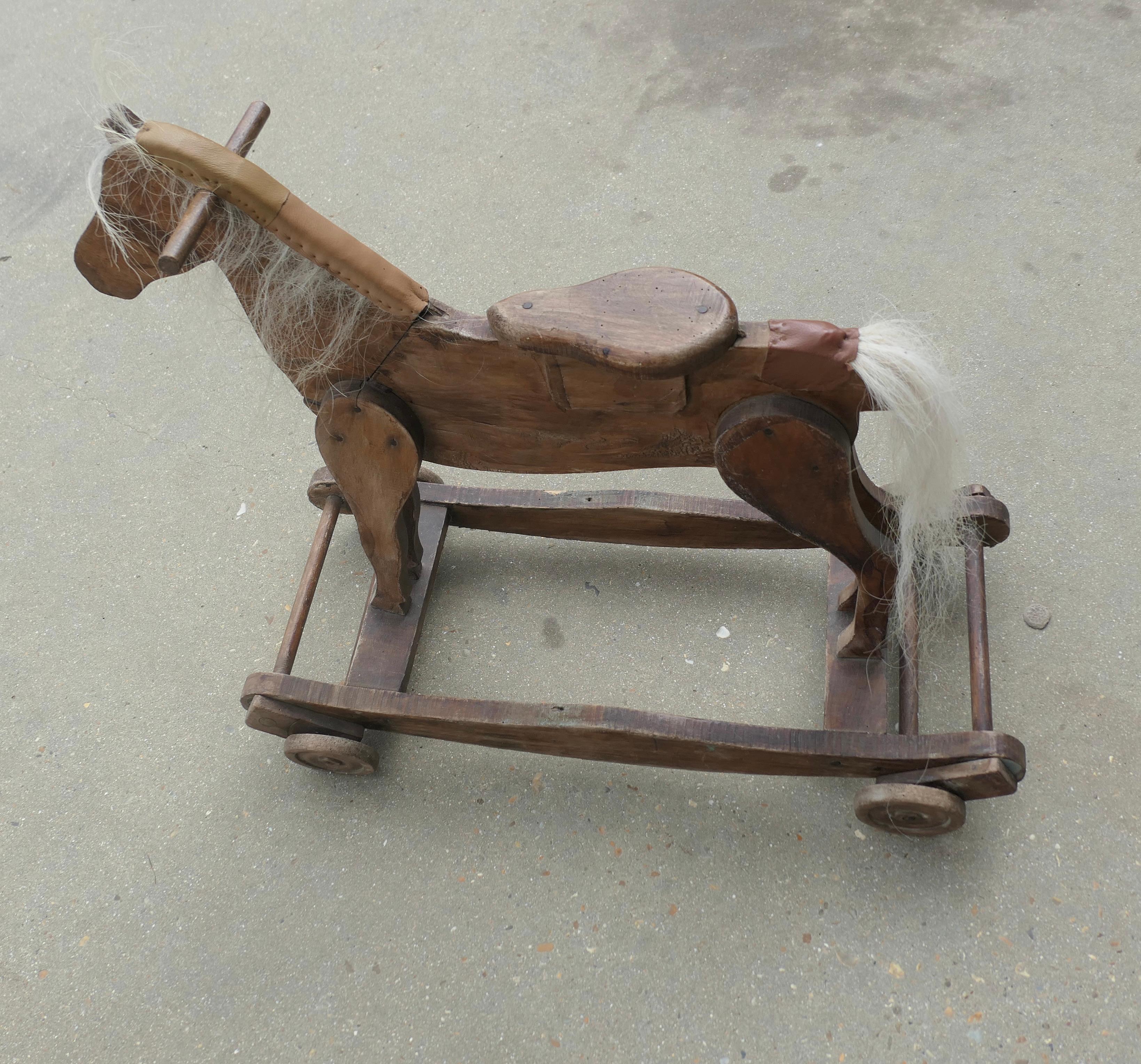 Artisanat Petit cheval en bois, à tirer et à bascule  Une superbe pièce d'art populaire en vente