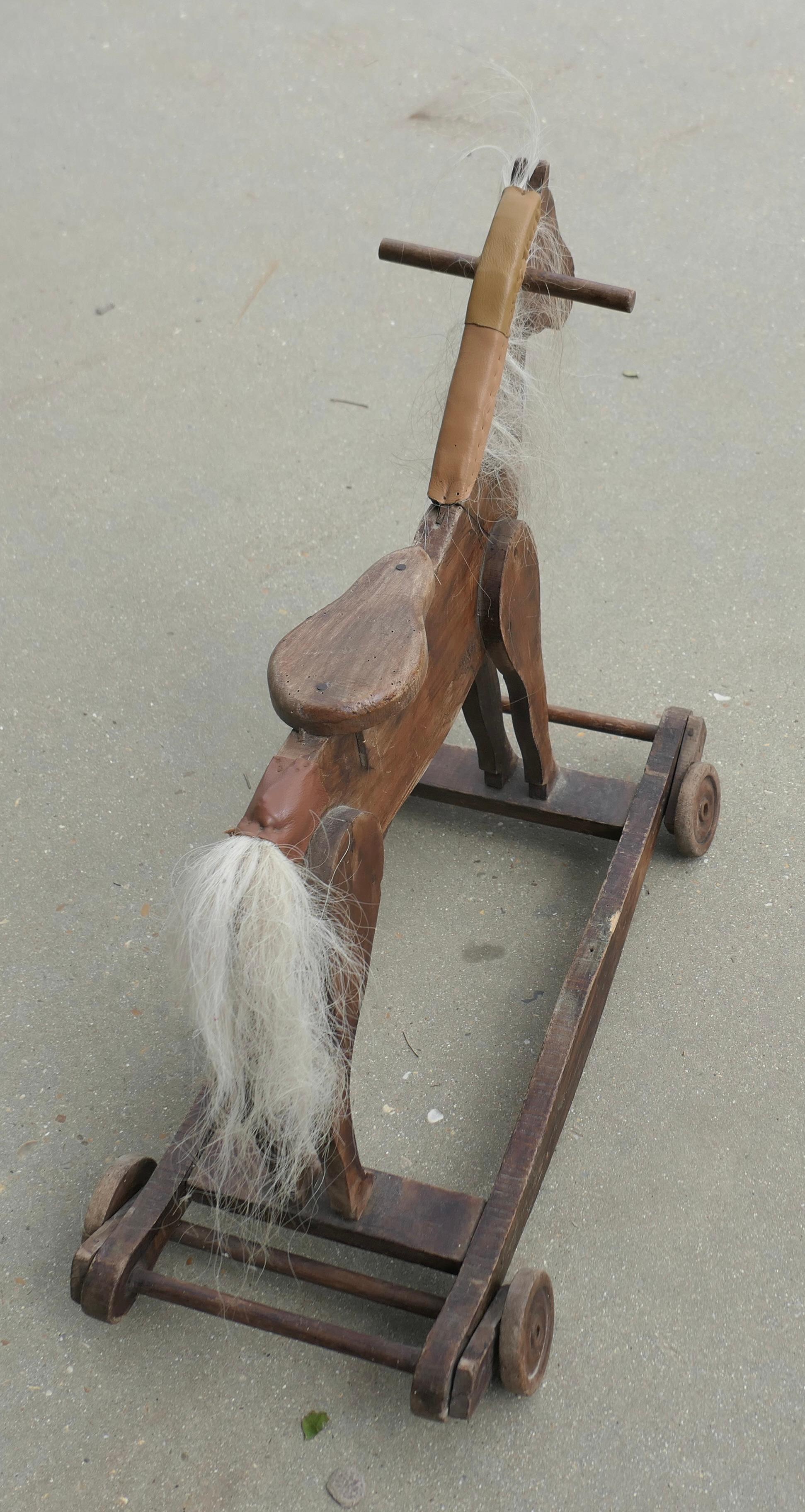 Petit cheval en bois, à tirer et à bascule  Une superbe pièce d'art populaire Bon état - En vente à Godshill, Isle of Wight