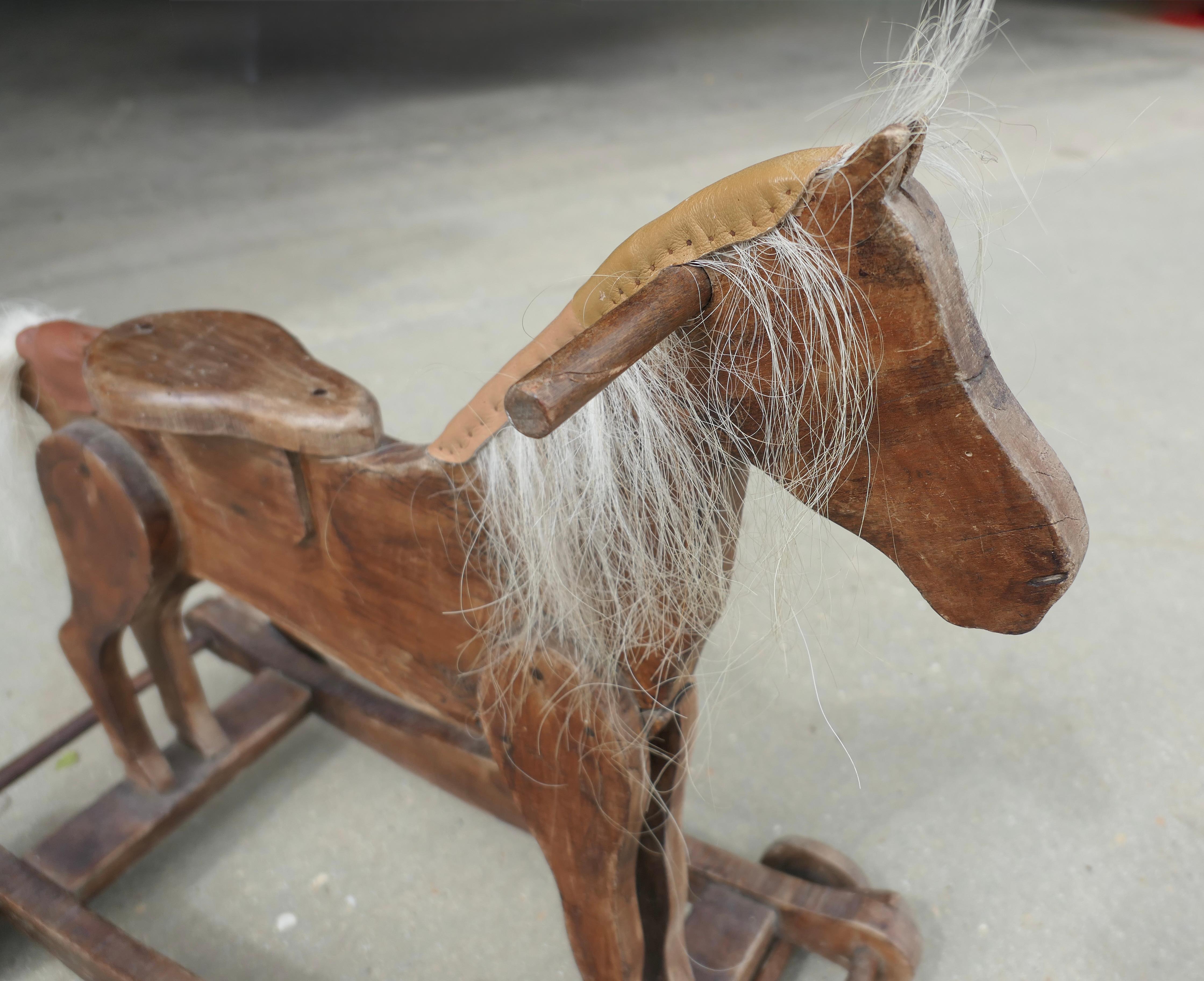 Pin Petit cheval en bois, à tirer et à bascule  Une superbe pièce d'art populaire en vente