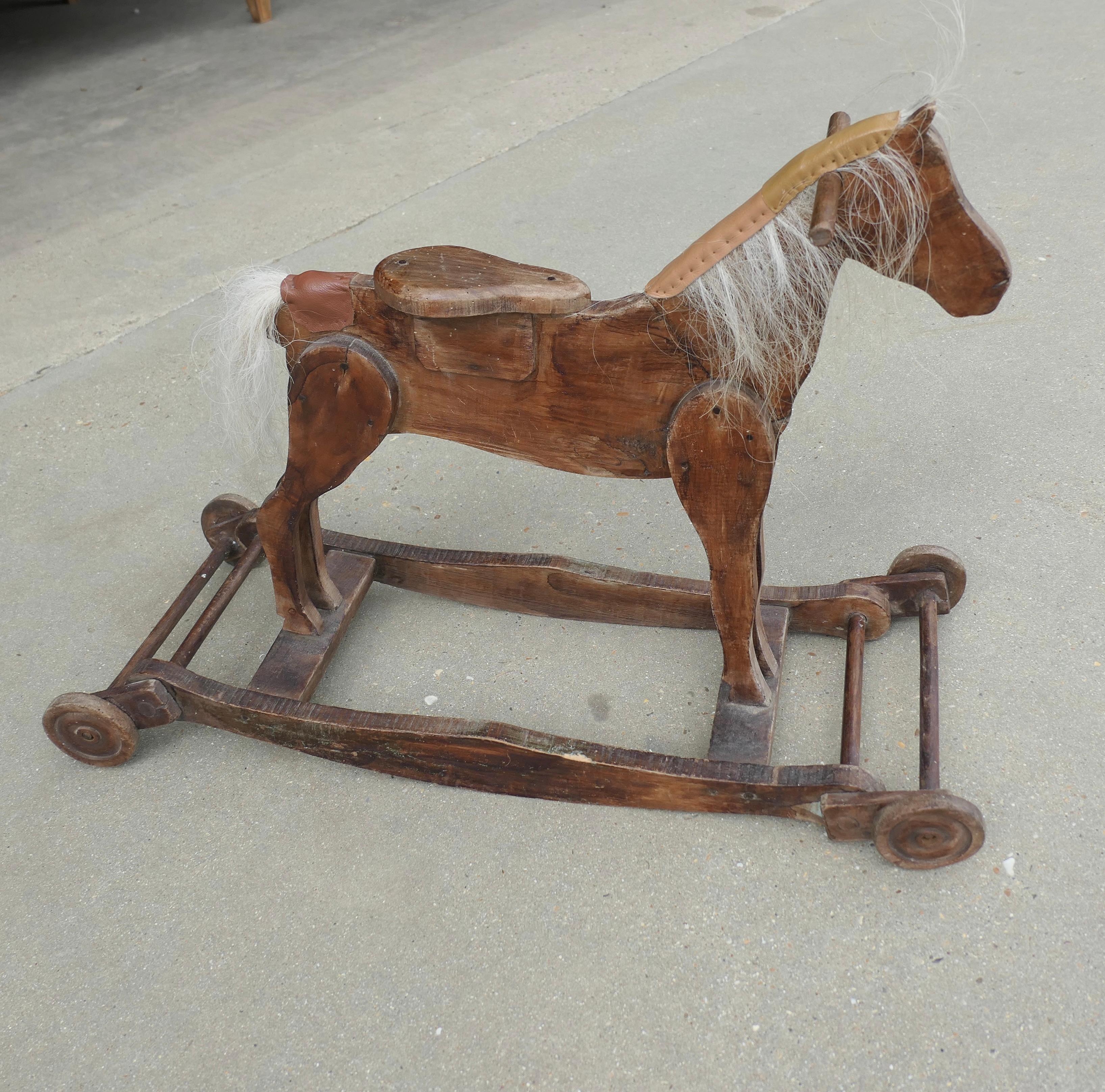 Petit cheval en bois, à tirer et à bascule  Une superbe pièce d'art populaire en vente 1