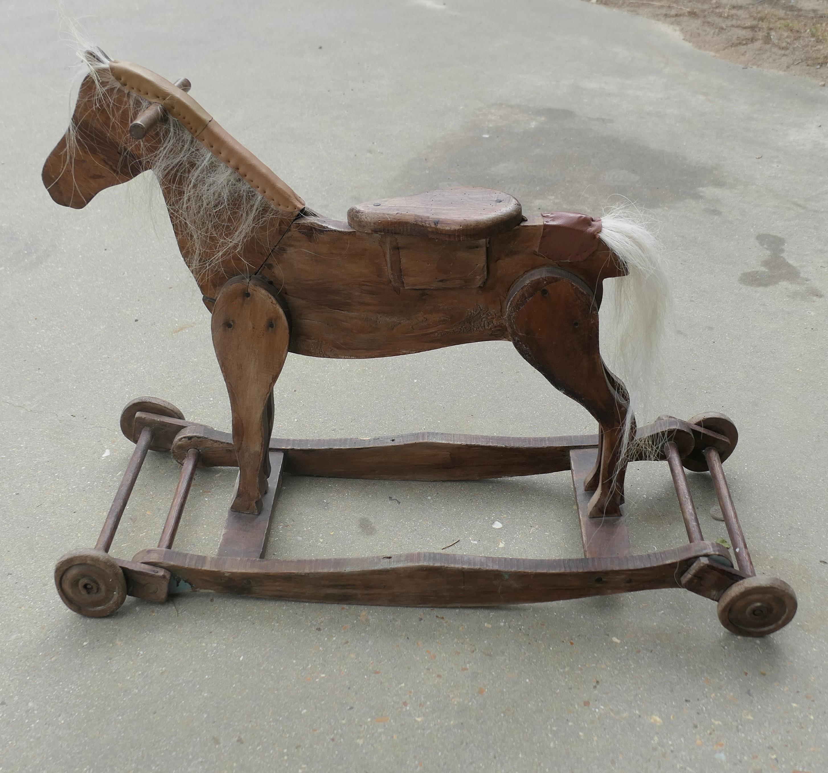 Petit cheval en bois, à tirer et à bascule  Une superbe pièce d'art populaire en vente 2