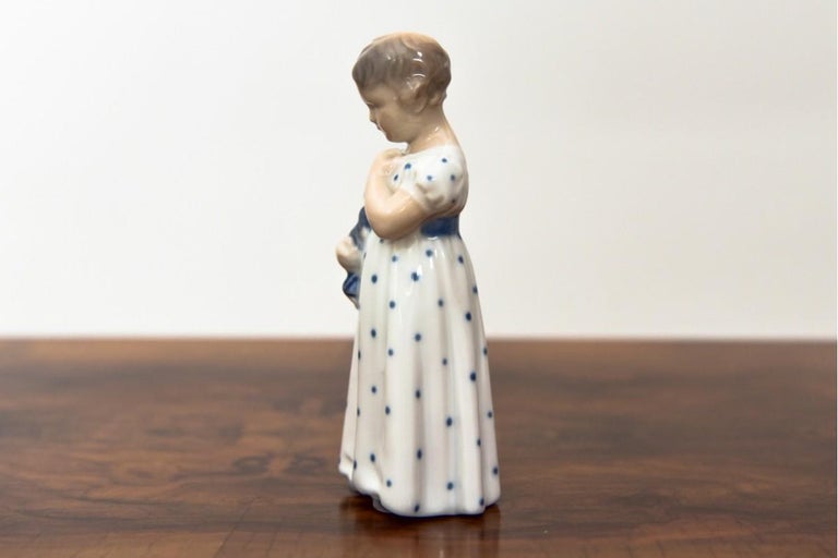 Little Girl Figurine from Royal Copenhagen, 1920s In Good Condition For Sale In Chorzów, PL