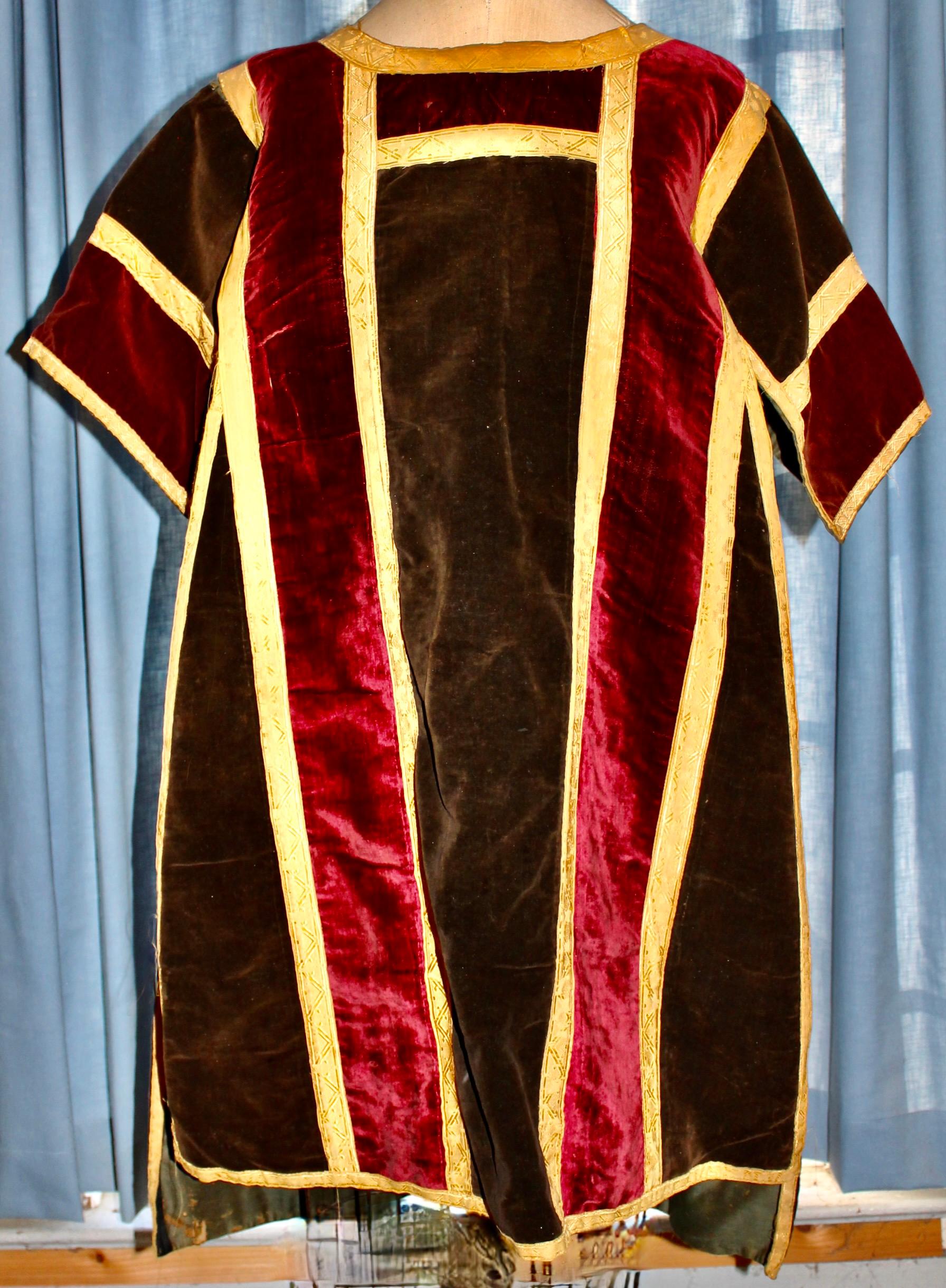 Una casula in velluto rosso scuro e marrone, con nastro d'oro. Foderato con un verde intenso. La parte anteriore misura 36 x 26