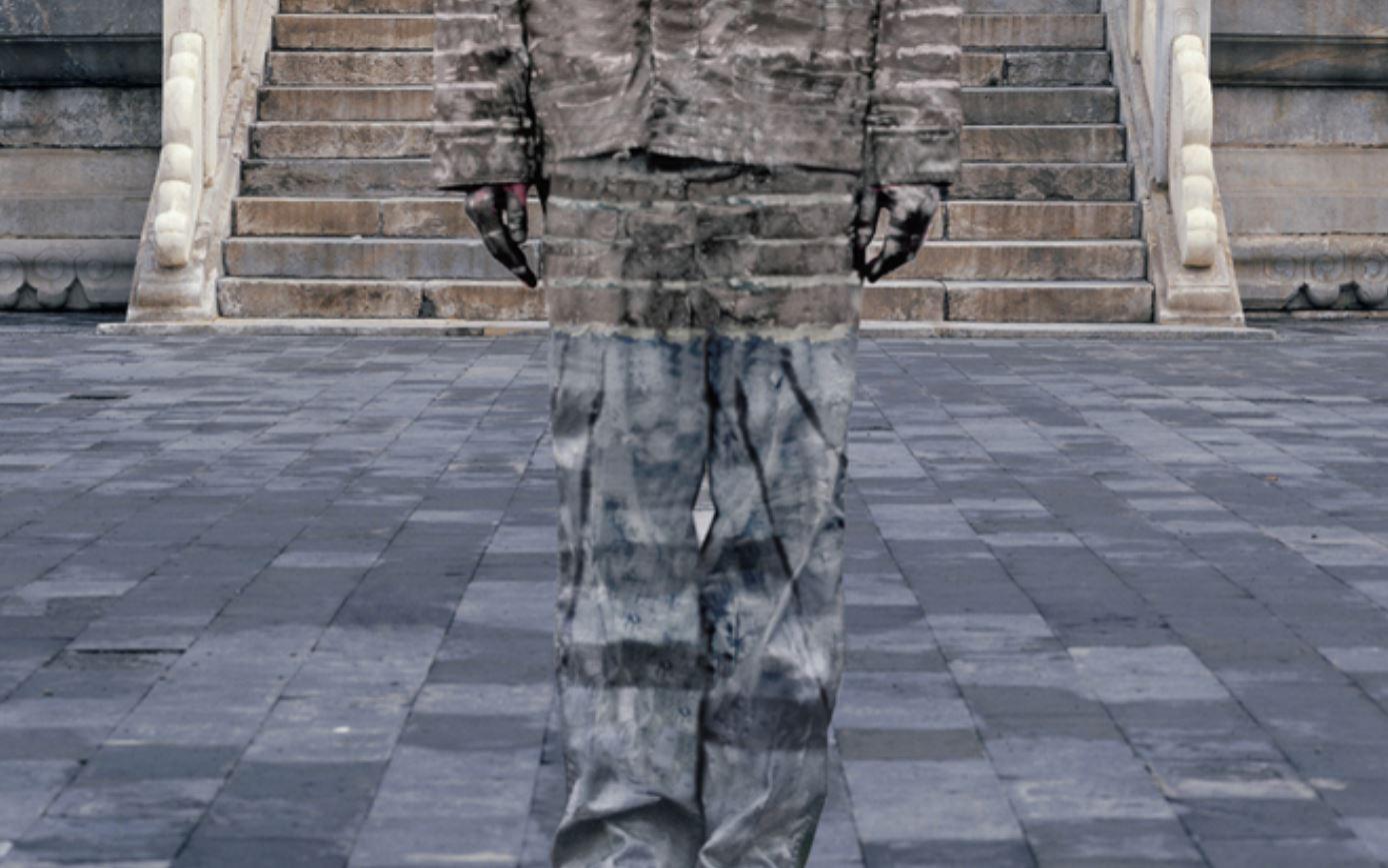 Se cacher dans la ville n° 92 - Temple du Ciel - Contemporain, début du 21e siècle - Gris Figurative Photograph par Liu Bolin