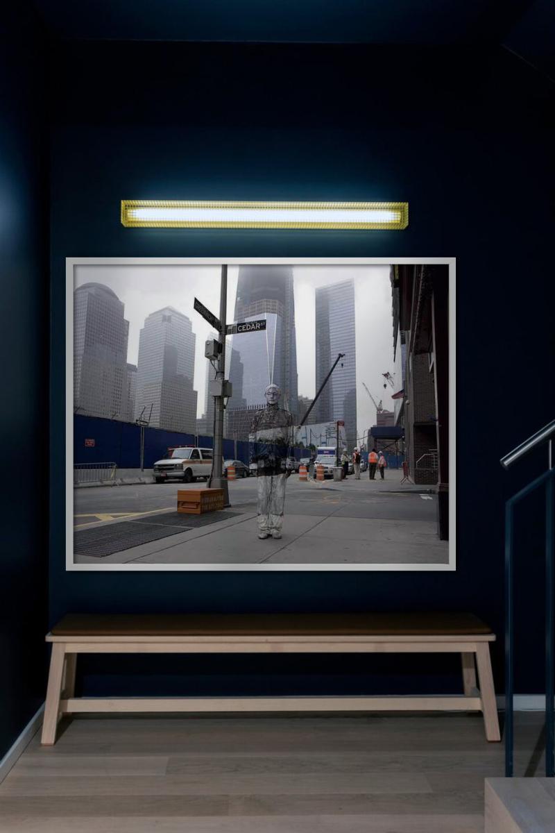 Stehender Mann in New York City, so gemalt, dass er im Bild kaum zu sehen ist, fotografiert von Liu BOLIN im Jahr 2011.

Alle Drucke sind in limitierter Auflage erhältlich. Erhältlich in mehreren Größen. Hochwertige Einrahmung auf Anfrage.

Alle
