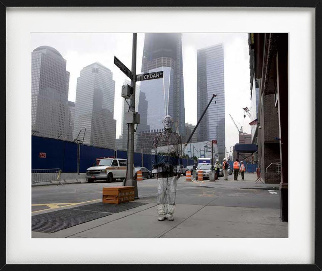 Nr. 04 Ground Zero - Mann gemalt wie der Hintergrund, Fine Art Photography, 2011 im Angebot 1