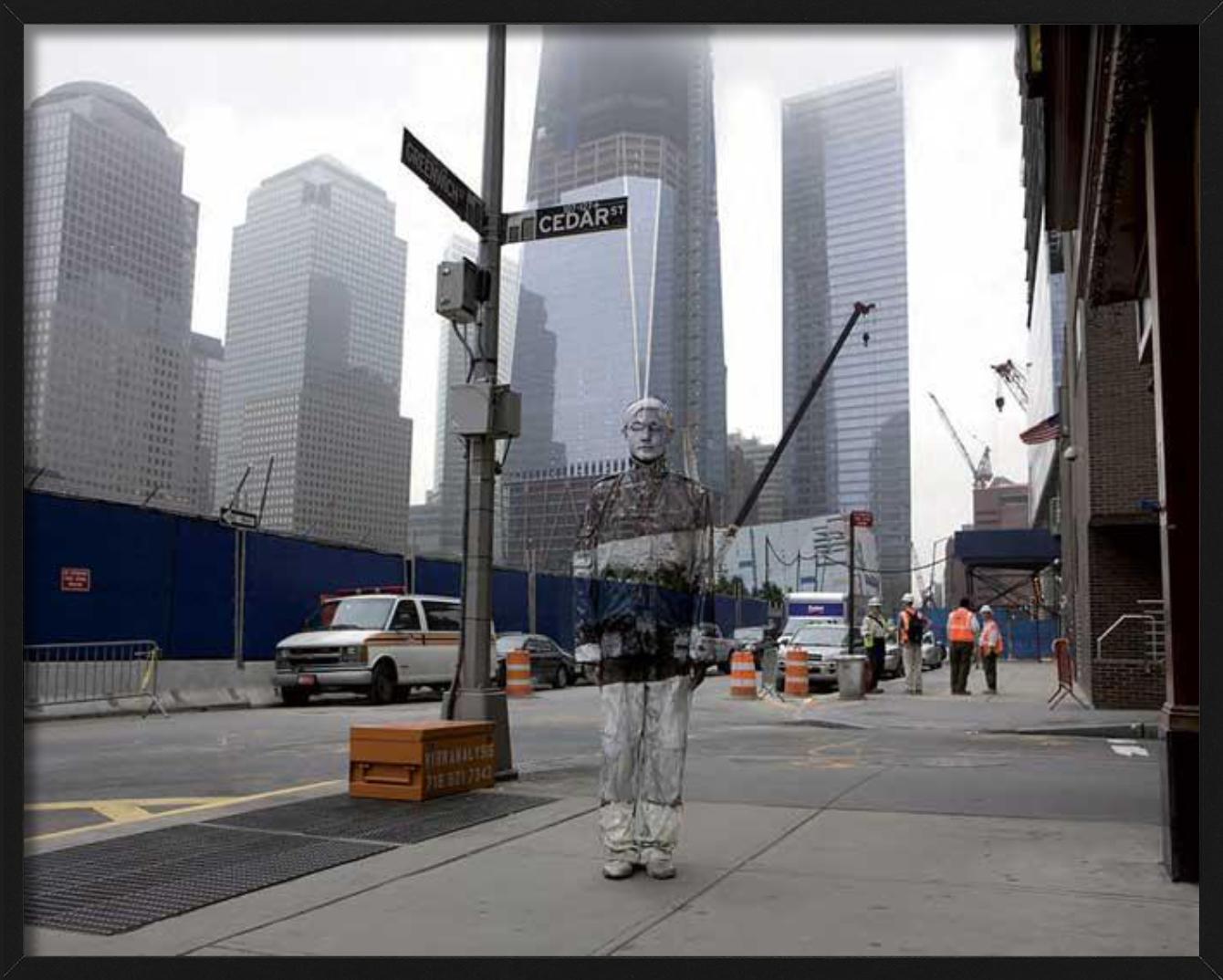 Nr. 04 Ground Zero - Mann gemalt wie der Hintergrund, Fine Art Photography, 2011 im Angebot 2