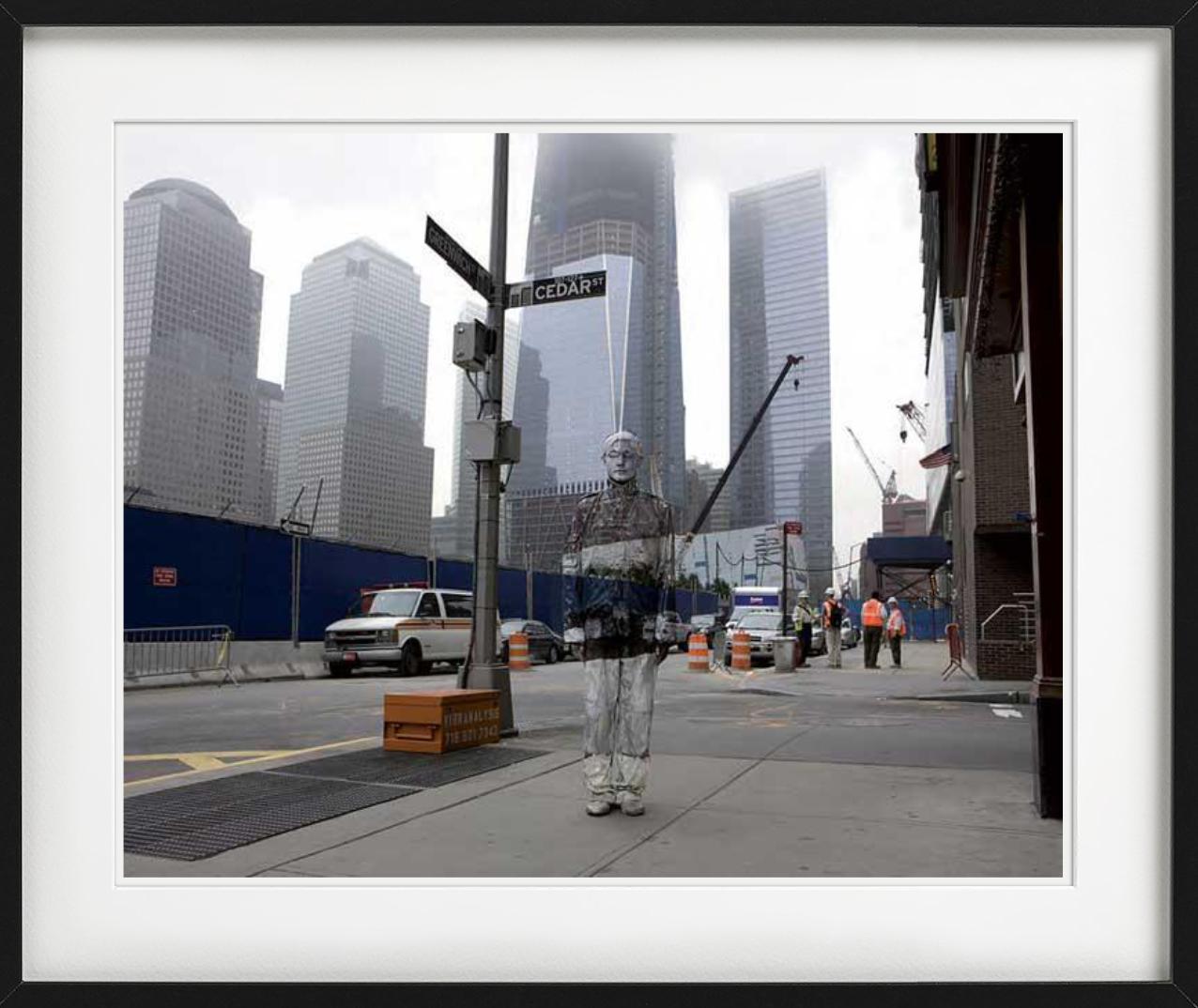 Nr. 04 Ground Zero - Mann gemalt wie der Hintergrund, Fine Art Photography, 2011 im Angebot 3