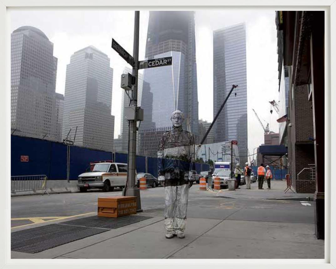 Nr. 04 Ground Zero - Mann gemalt wie der Hintergrund, Fine Art Photography, 2011 im Angebot 4
