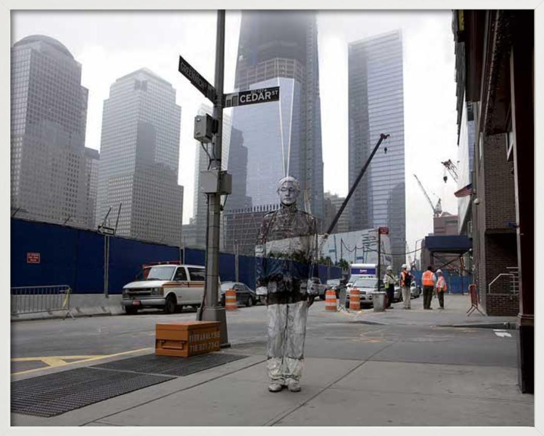 Nr. 04 Ground Zero - Mann gemalt wie der Hintergrund, Fine Art Photography, 2011 im Angebot 5