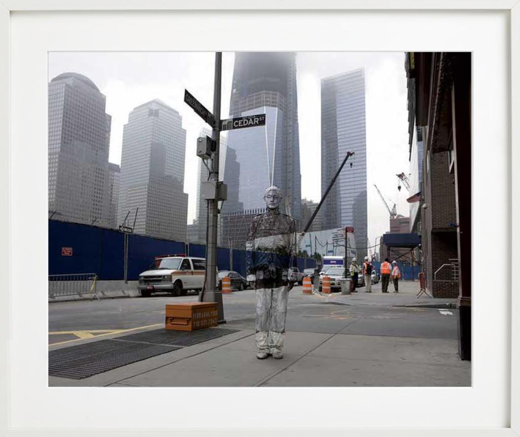 Nr. 04 Ground Zero - Mann gemalt wie der Hintergrund, Fine Art Photography, 2011 im Angebot 6