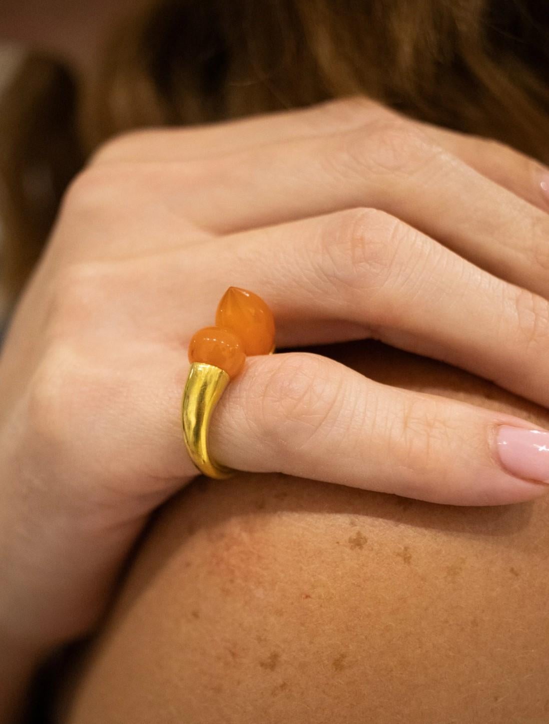 Liu Fang Hong Kong Toi Et Moi Ring aus 18 Karat Gold mit antikem römischem rotem Karneol im Angebot 4