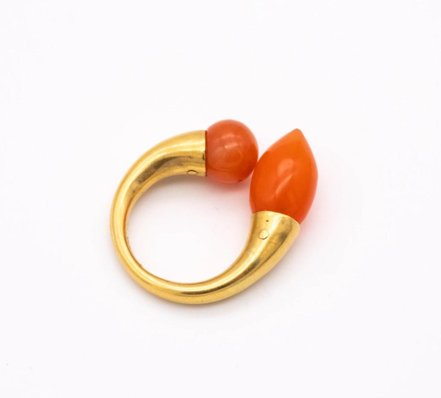 Ein skulpturaler Ring, entworfen von Liu Fang.

Ein modernes, ungewöhnliches Stück, das in den 1990er Jahren in Hongkong von dem Juwelier Liu Fang geschaffen wurde. Dieser Ring von Toi et Moi ist ein einzigartiges Stück, das sorgfältig in
