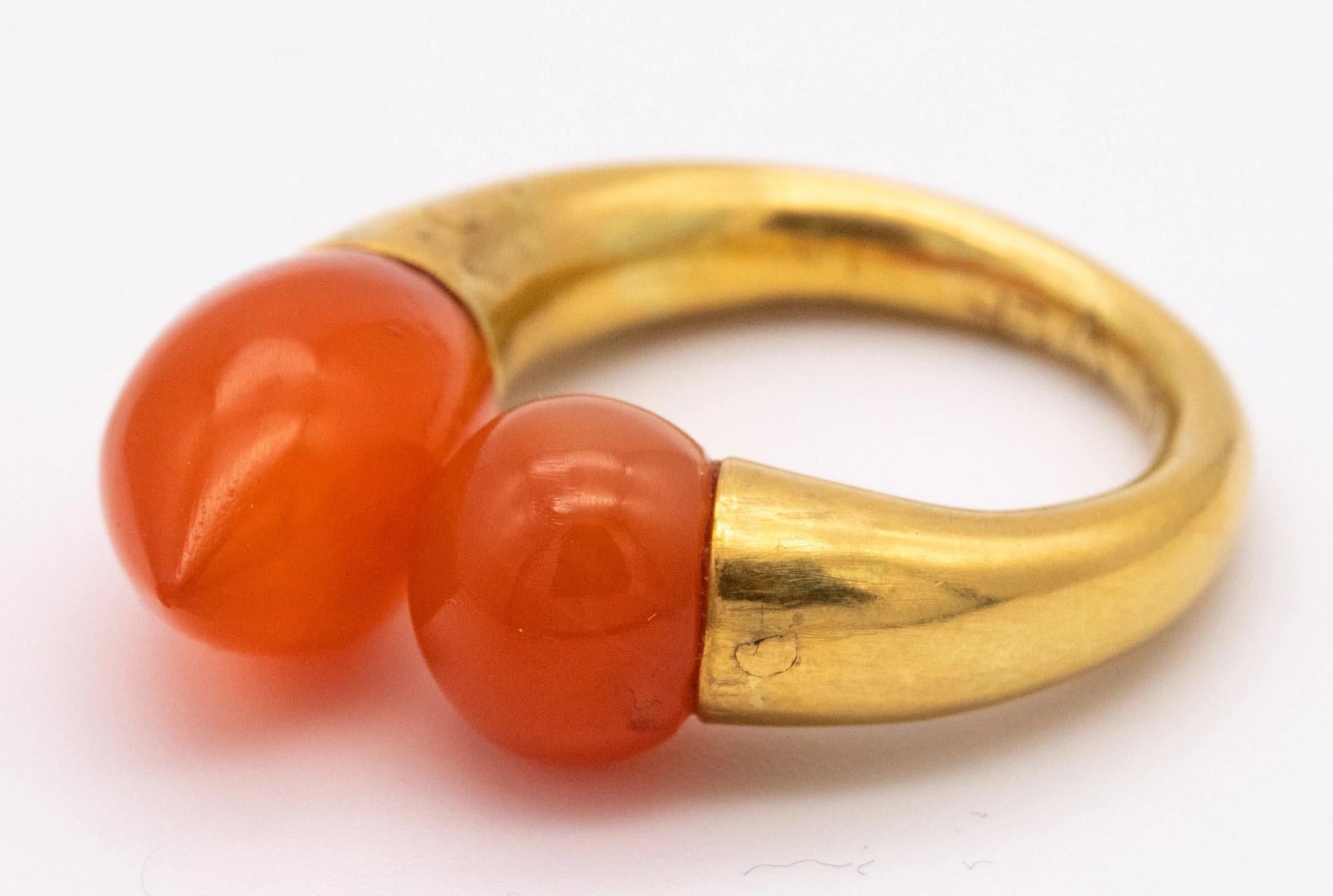 Liu Fang Hong Kong Toi Et Moi Ring aus 18 Karat Gold mit antikem römischem rotem Karneol (Zeitgenössisch) im Angebot