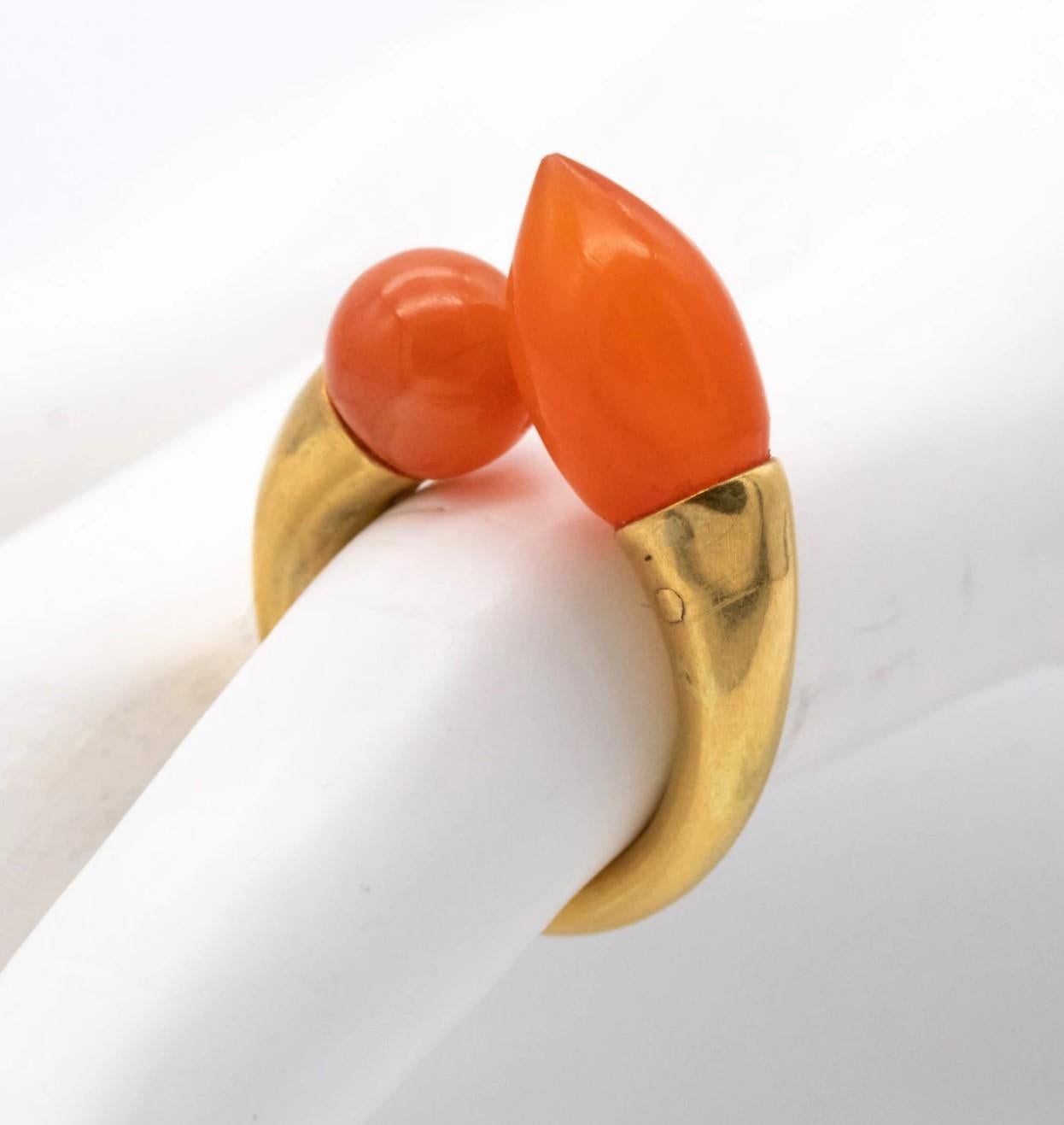 Liu Fang Hong Kong Toi Et Moi Ring aus 18 Karat Gold mit antikem römischem rotem Karneol für Damen oder Herren im Angebot