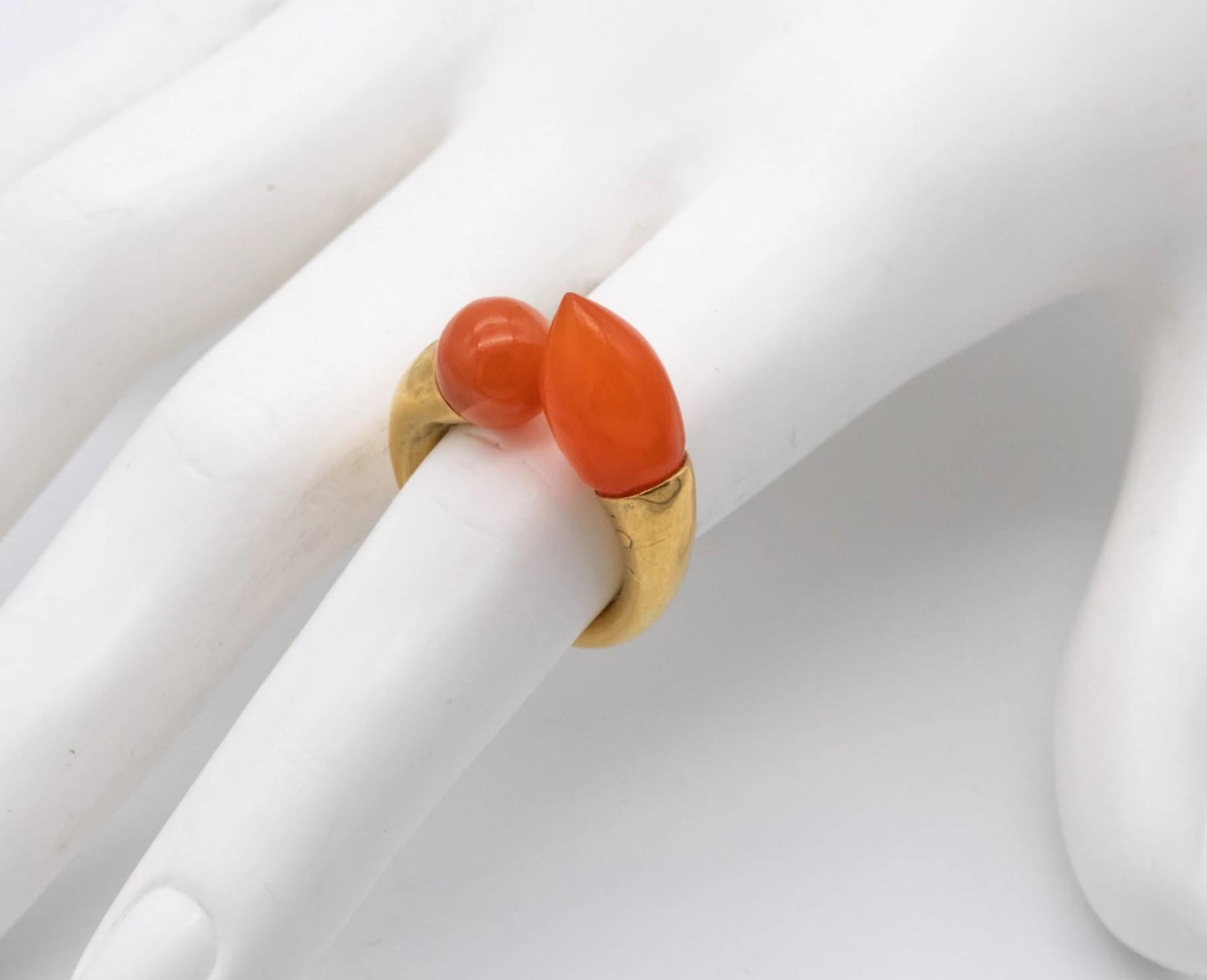 Liu Fang Hong Kong Toi Et Moi Ring aus 18 Karat Gold mit antikem römischem rotem Karneol im Angebot 1