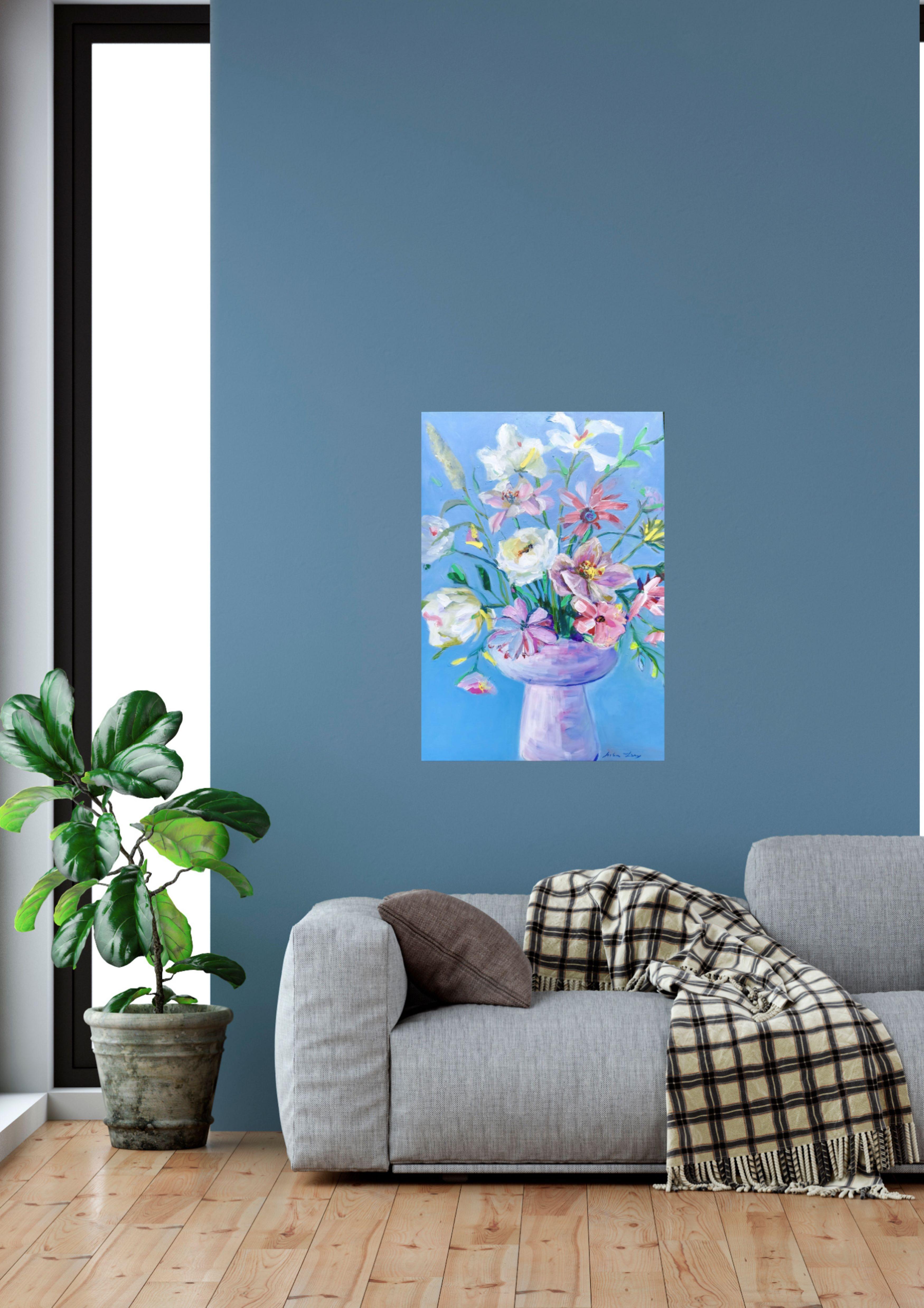 El cuadro está pintado en un estilo ligero y elegante.
Una composición de flores   en un jarrón de moda tiene un aspecto impresionante .
En esta obra, el artista consiguió transmitir un estado de ánimo luminoso y al mismo tiempo alegre.