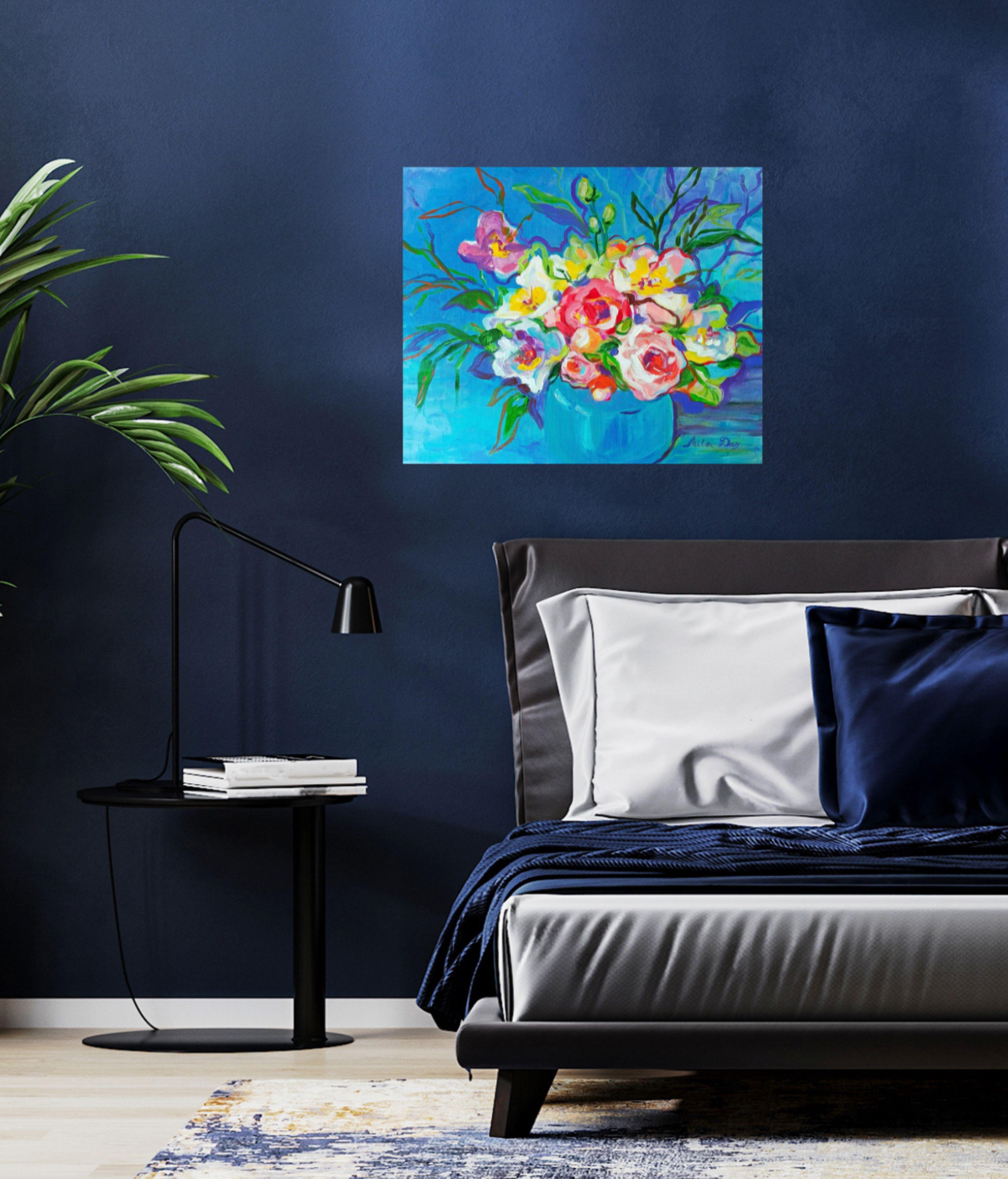 Die leuchtenden Farben des Sommers in Blumenarrangements sehen vor einem himmelblauen Hintergrund großartig aus.
Das Gemälde bringt Erinnerungen an den Sommerurlaub, den Geruch des Meeres und der Blumen in den Innenraum.