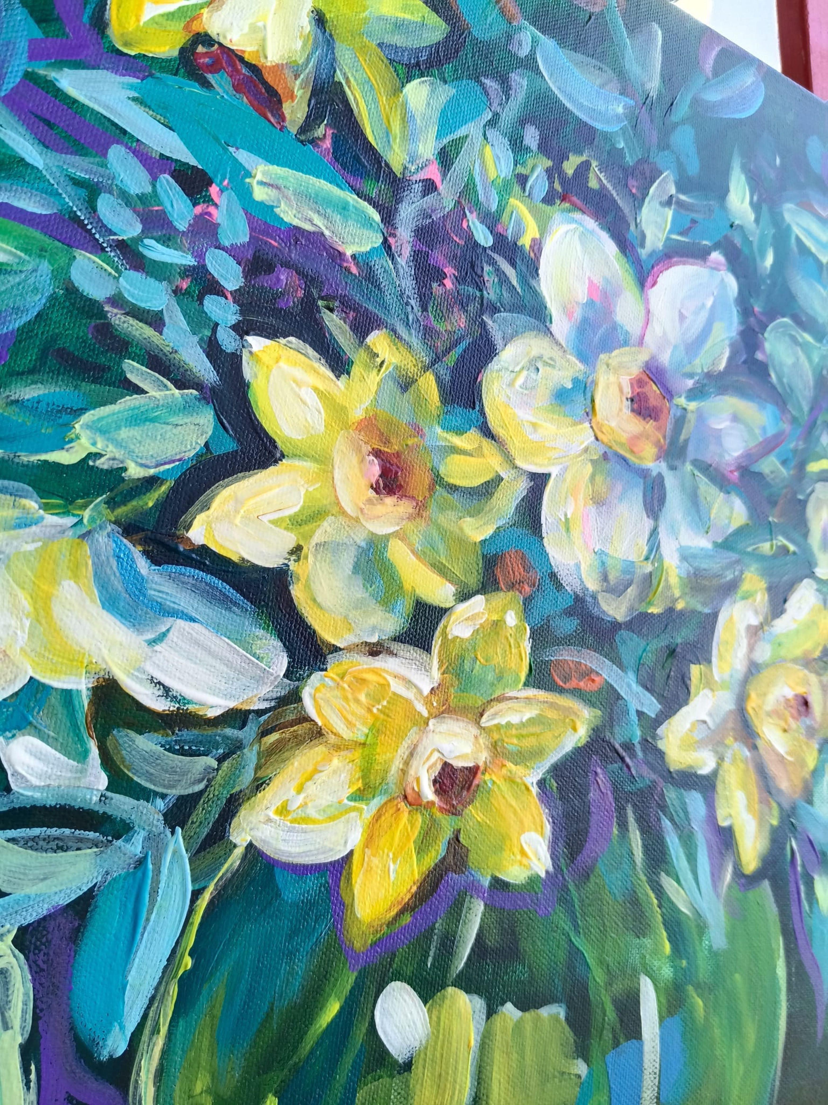 I narcisi sono incredibilmente belli sullo sfondo di velluto verde scuro.
Il bouquet ha un aspetto festoso in un vaso di vetro.
Il dipinto è realizzato nello stile unico dell'artista.