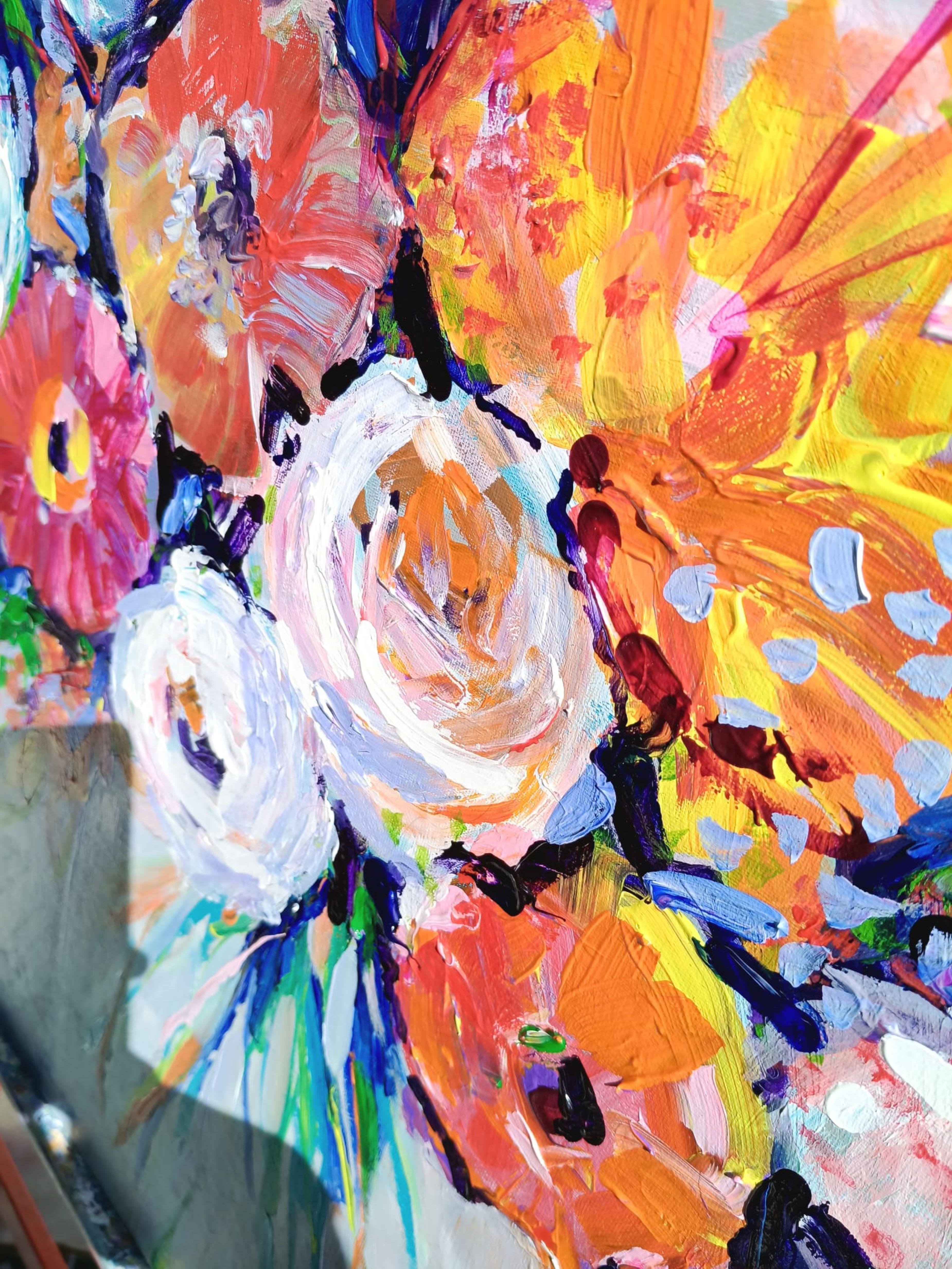 Blumen in einer Glasvase.
Rosen und Gerbera verflechten sich mit frischem Grün zu einem lebendigen Strauß.
Der blaue und graue Hintergrund schafft Kontrast.
Dieses Bouquet verströmt den Geschmack des Mittelmeers.